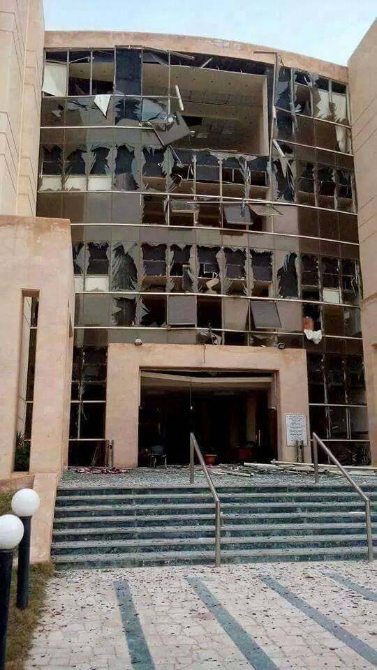 Fasada glavnog univerzitetskog objekta posle nedavnog bombaškog napada na obližnju vojnu ispostavu. 