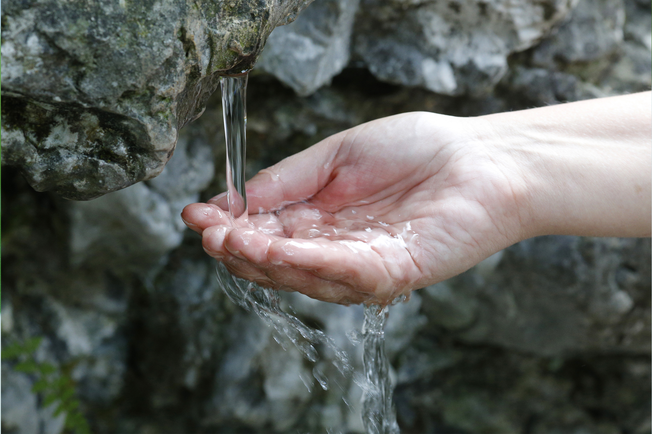 Питьевой камень. Источник воды. Родниковая вода. Питьевые подземные воды. Вода чистый источник.