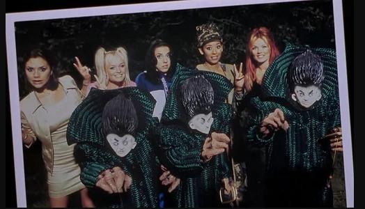 Spice Girls står sammen med små, grønne aliens