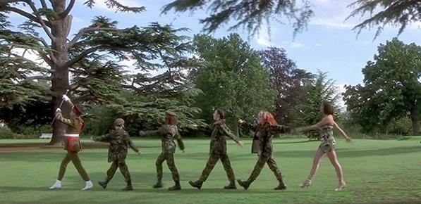 Spice Girls går på række i militær-kostumer