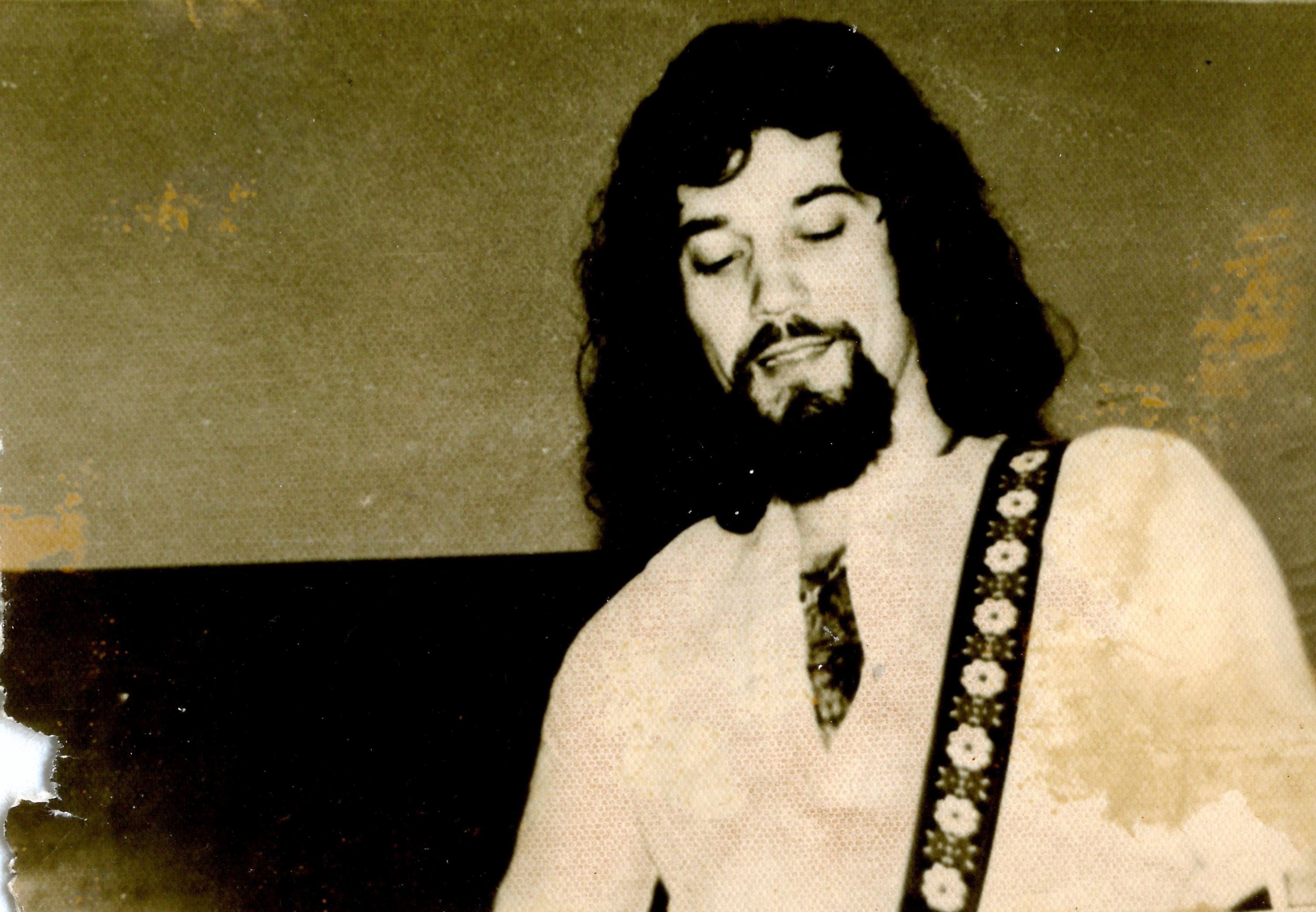 Pass and classify 1970s folk rock guitar player