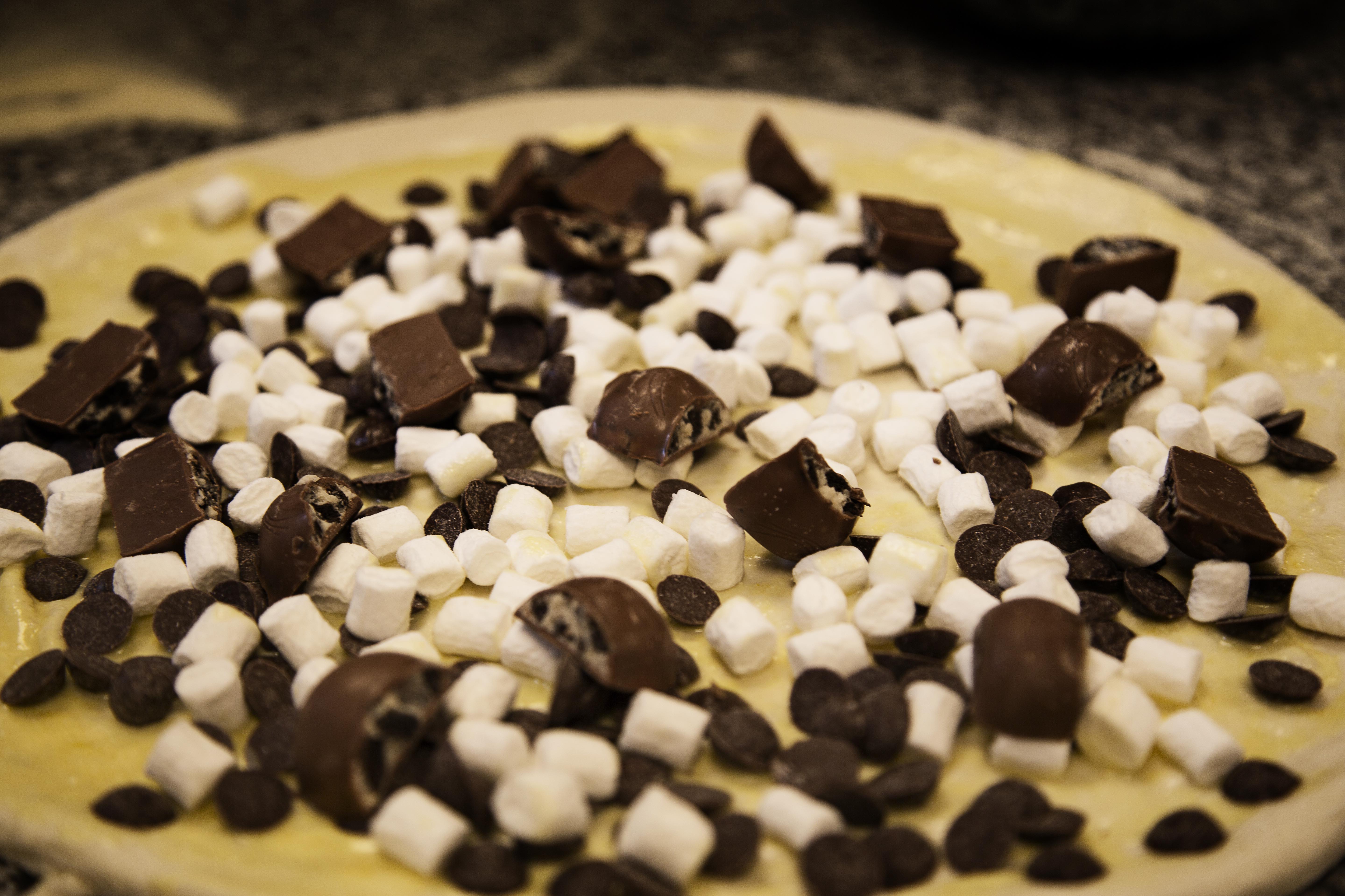 Pizzaen med oreo, skumfiduser og chokoladeknapper.