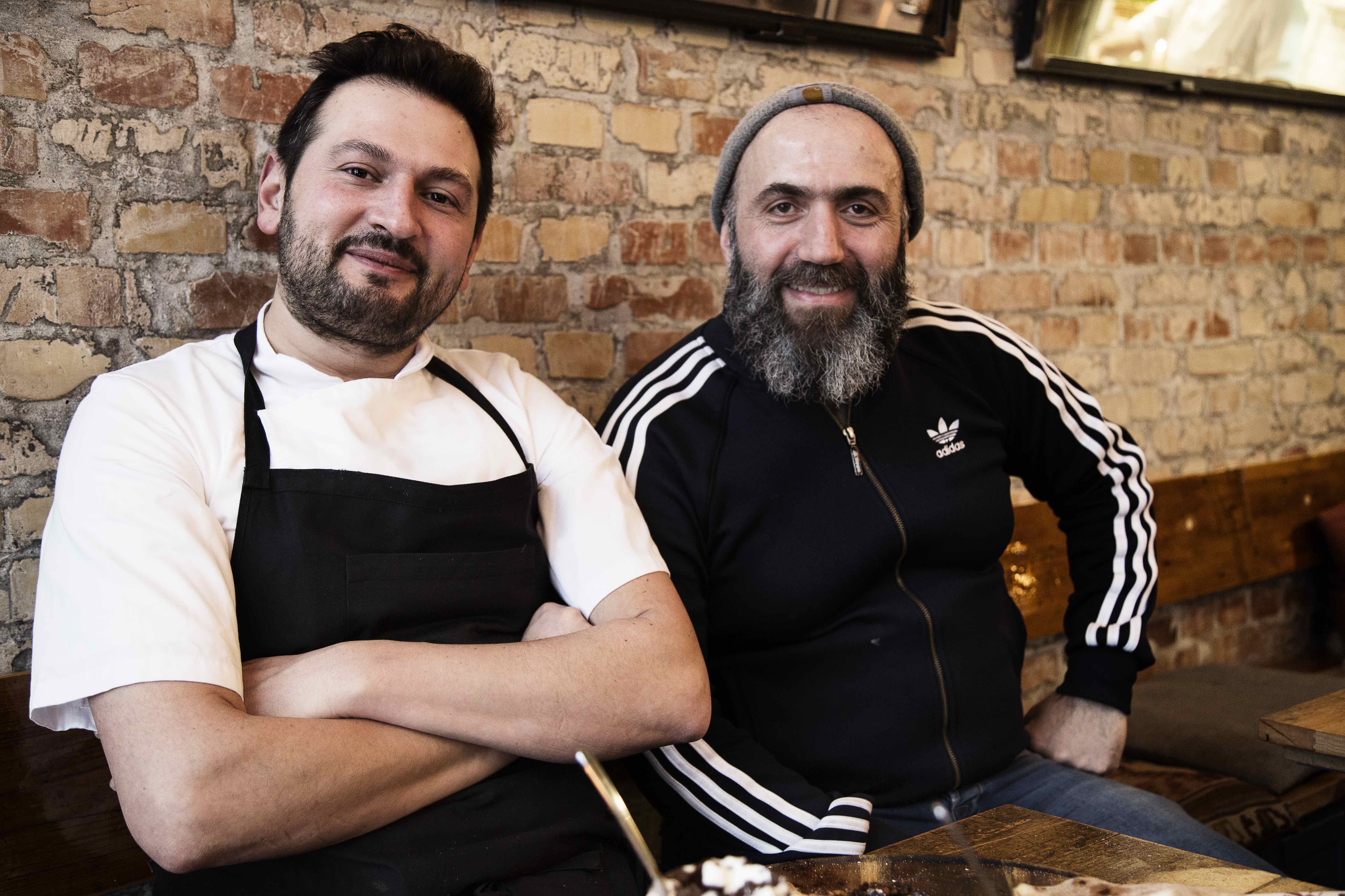 Yalcin Demirkiran og Ibrahim Kaya sidder på Stefanos Pizzabar.
