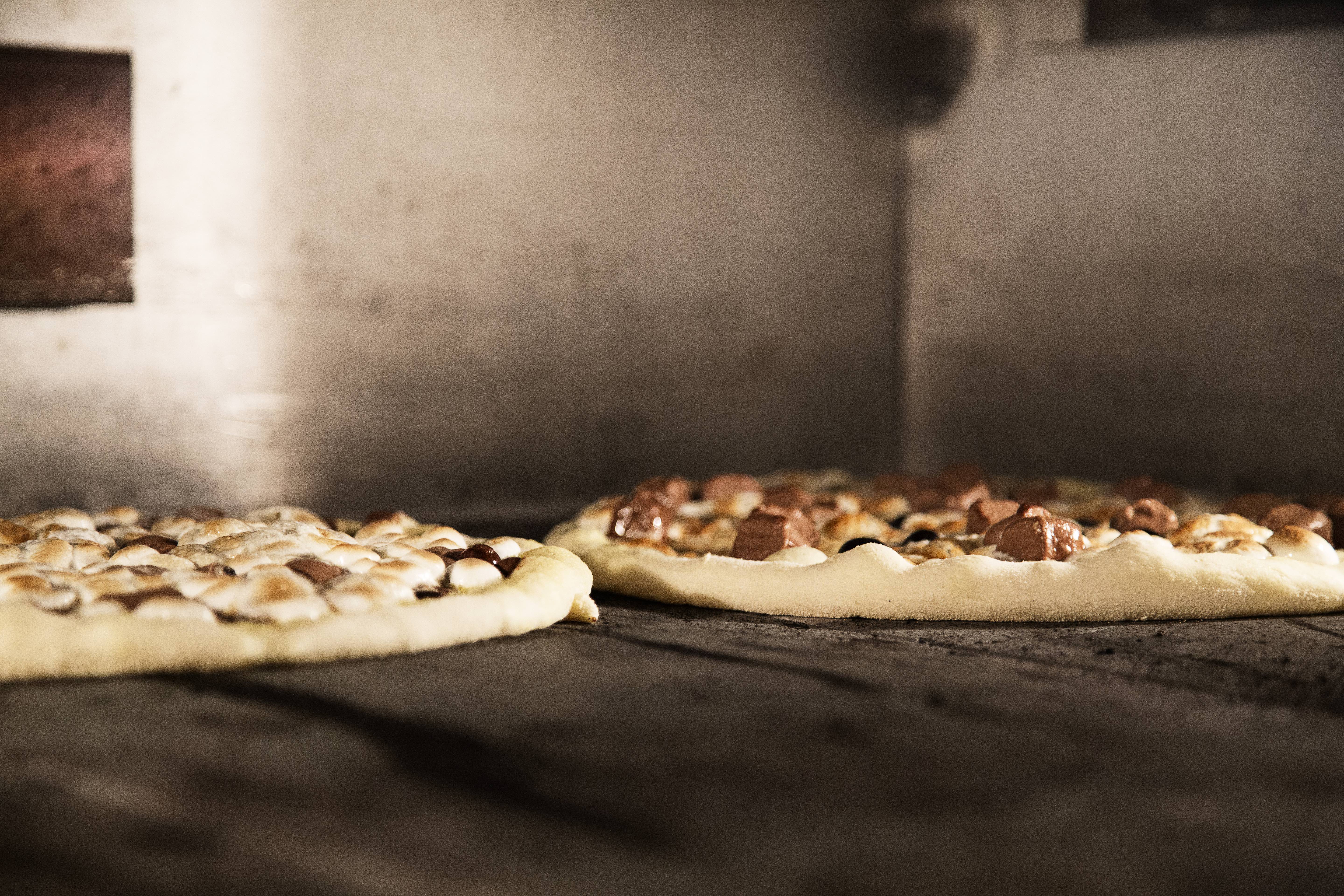 Pizzaerne inde i ovnen.