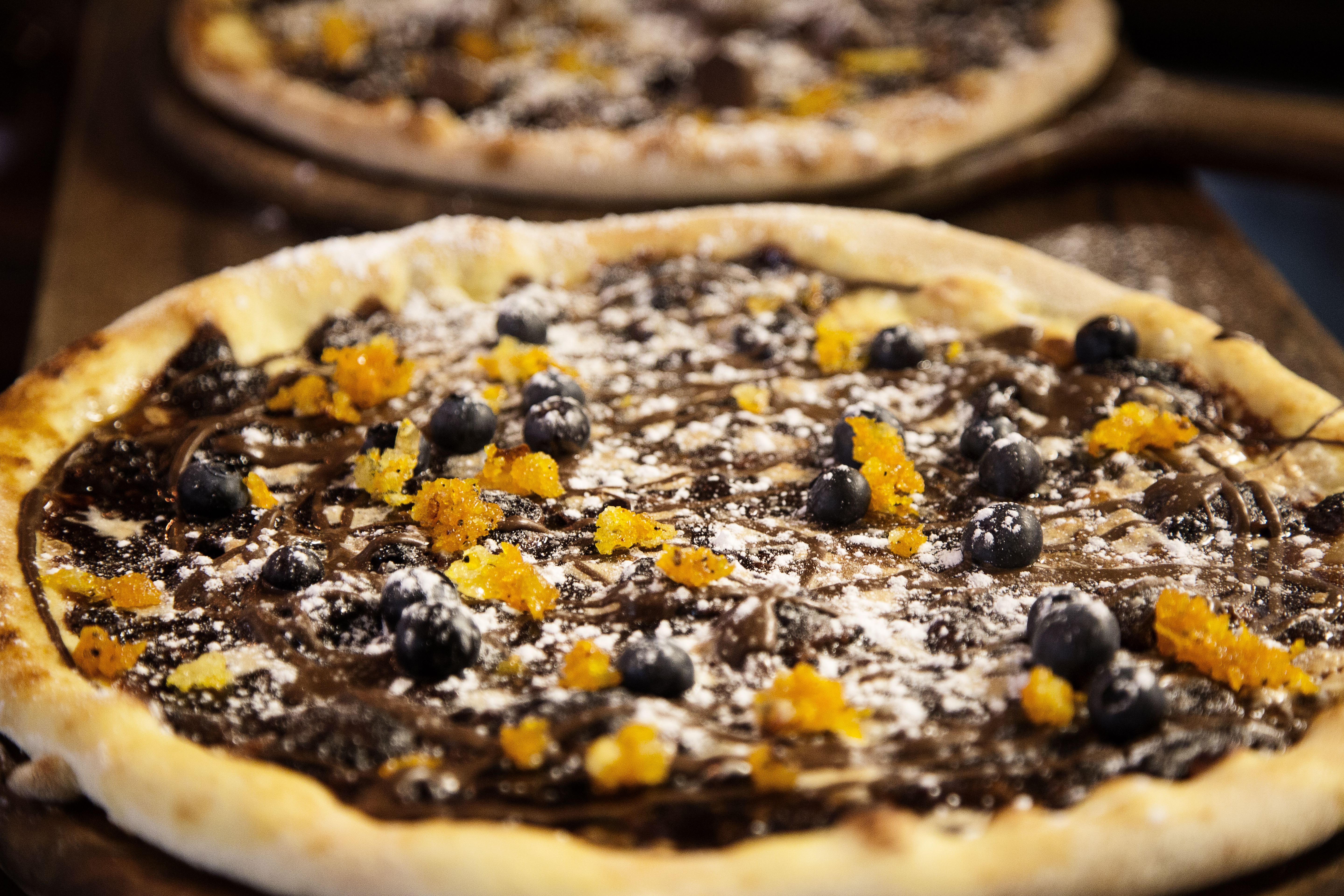 Dessertpizzaen med blåbær og karamelliseret appelsinskal.