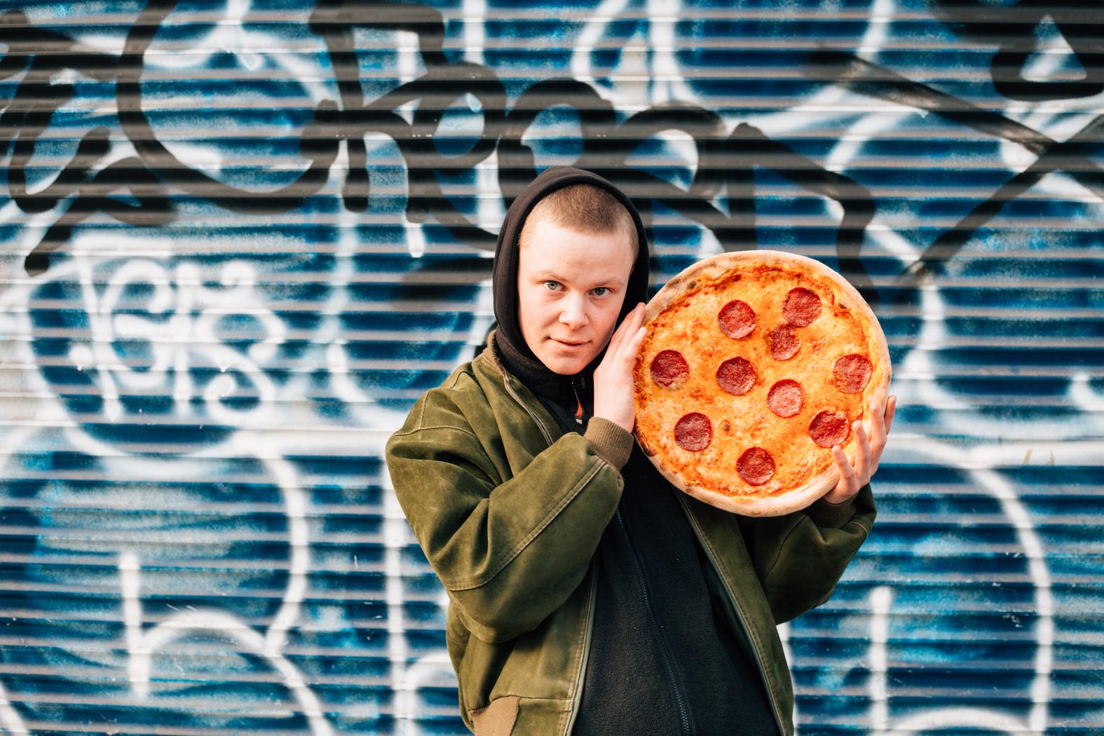 Рекламный ролик пицца. Человек пицца. Ест пиццу. Кушать пиццу. Люди едят пиццу.