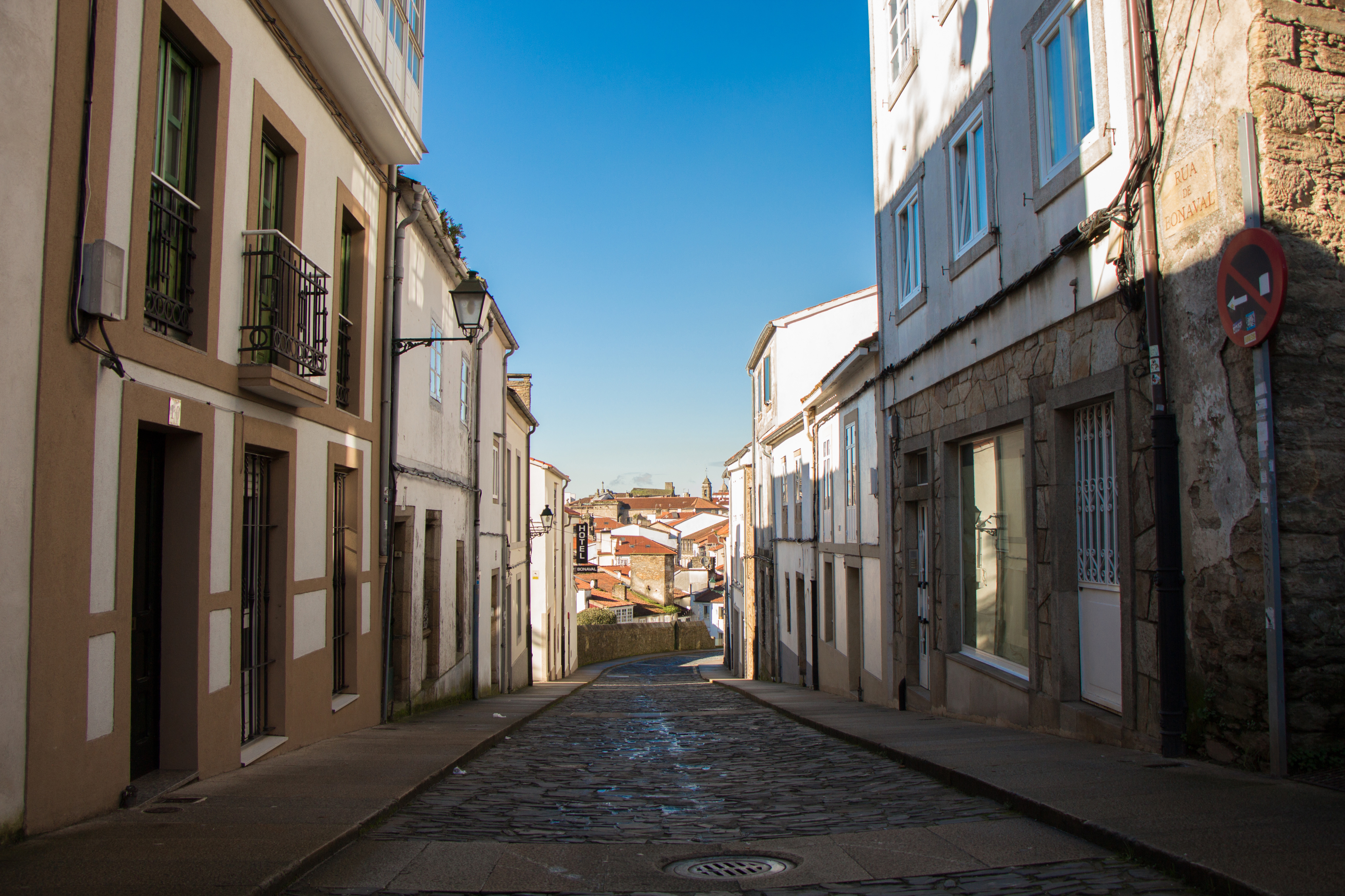 santiago de compostela empedrado casas blancas