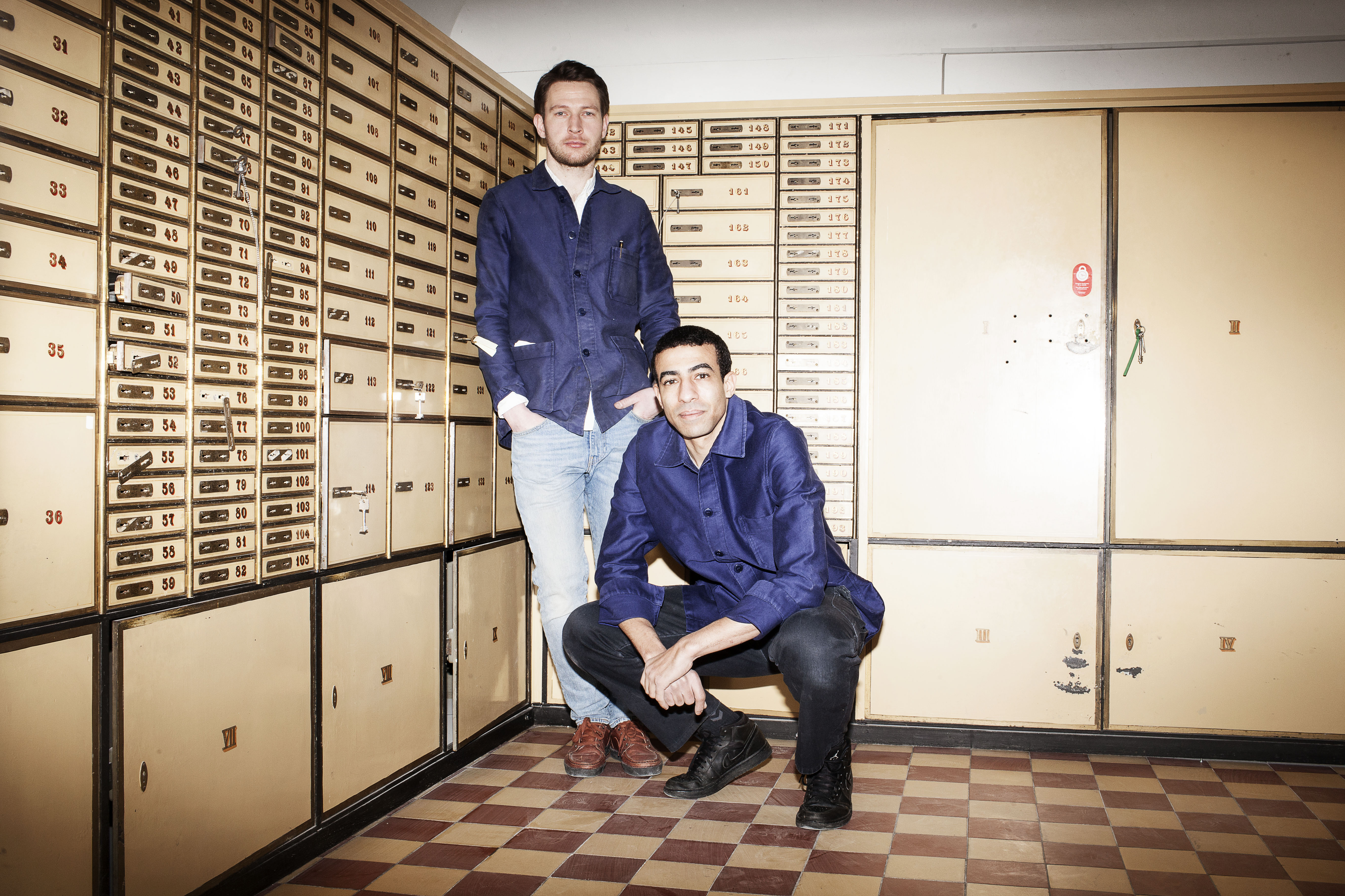Hans Kristian og Milton i den gamle bankboks under deres kafferisteri.