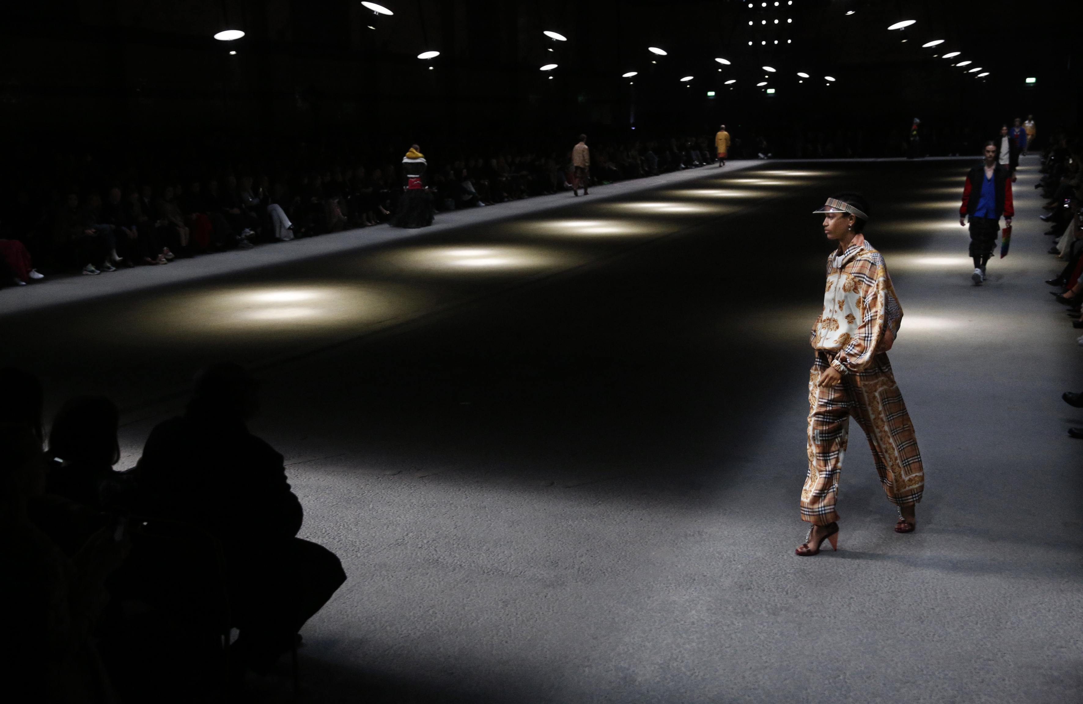 The Lighting Installation at Burberry Traveled All the Way for Christopher Bailey's Last Show - GARAGE