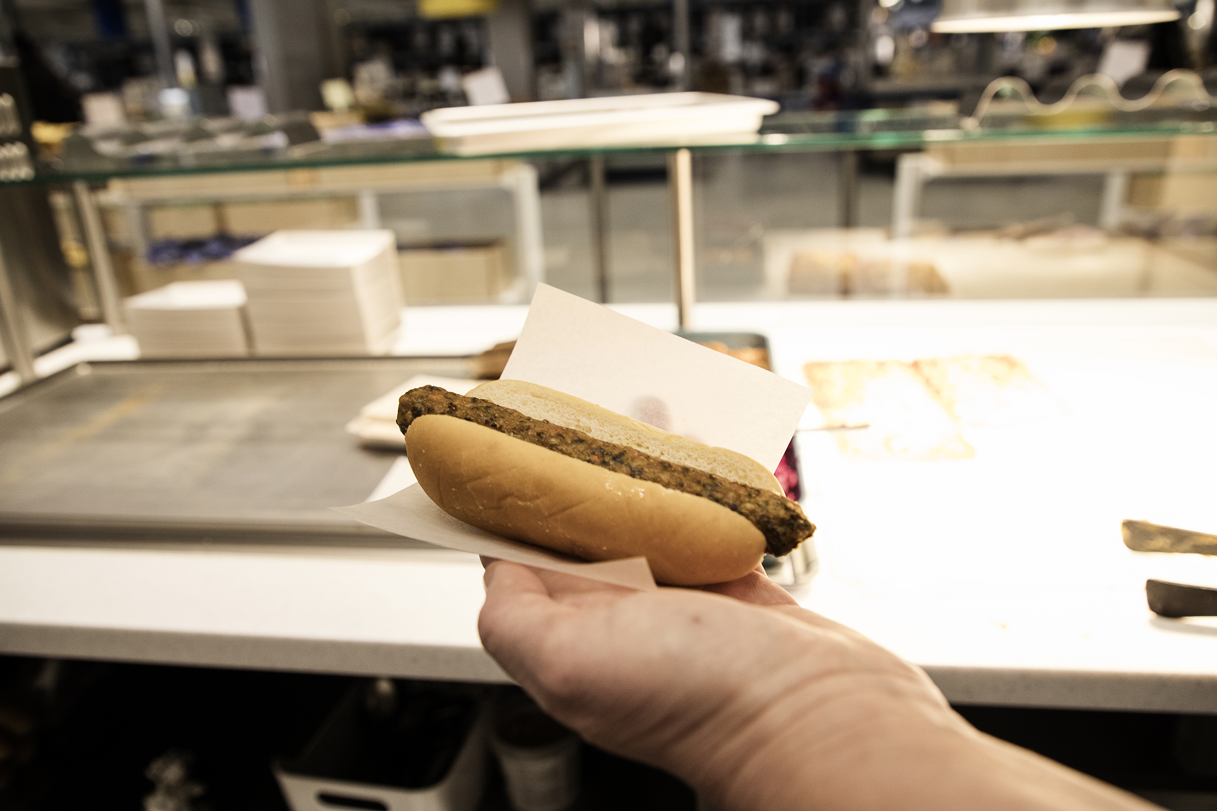 We Stuurden Iemand Naar Zweden Om De Vegetarische Ikea Hotdog Te