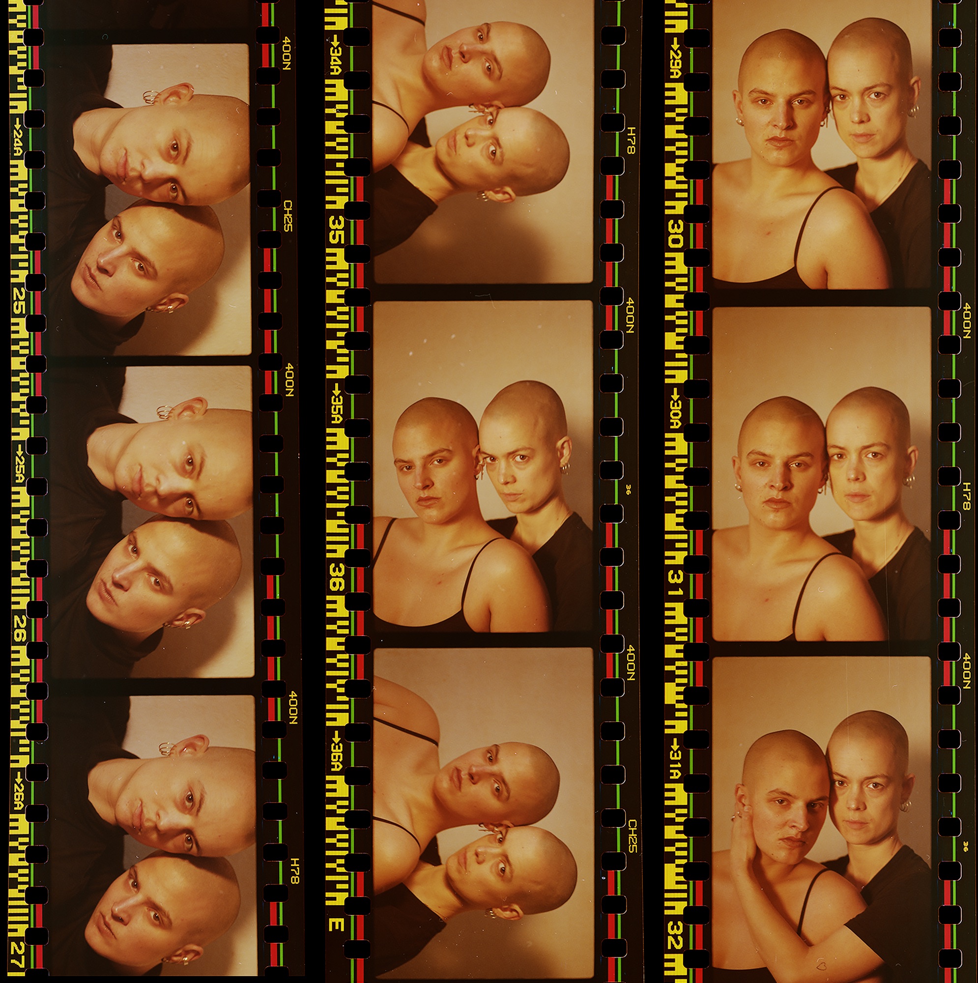 Foto af scanninger af analoge fotos af Caroline og Anne Sofie. Begge kvinder er skaldede, og de står tæt.