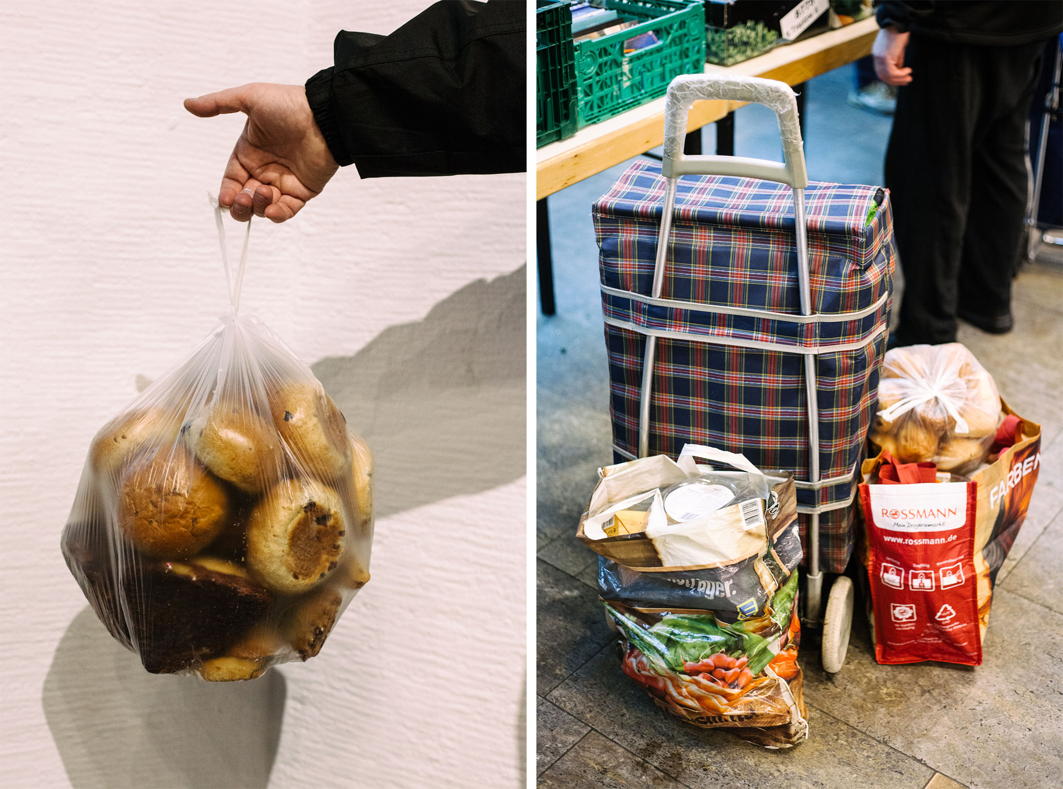 Simone hält eine dünne Plastiktüte mit zwölf Brötchen vom Vortag drin hoch, daneben stehen ihr Trolley und drei Einkaufstüten