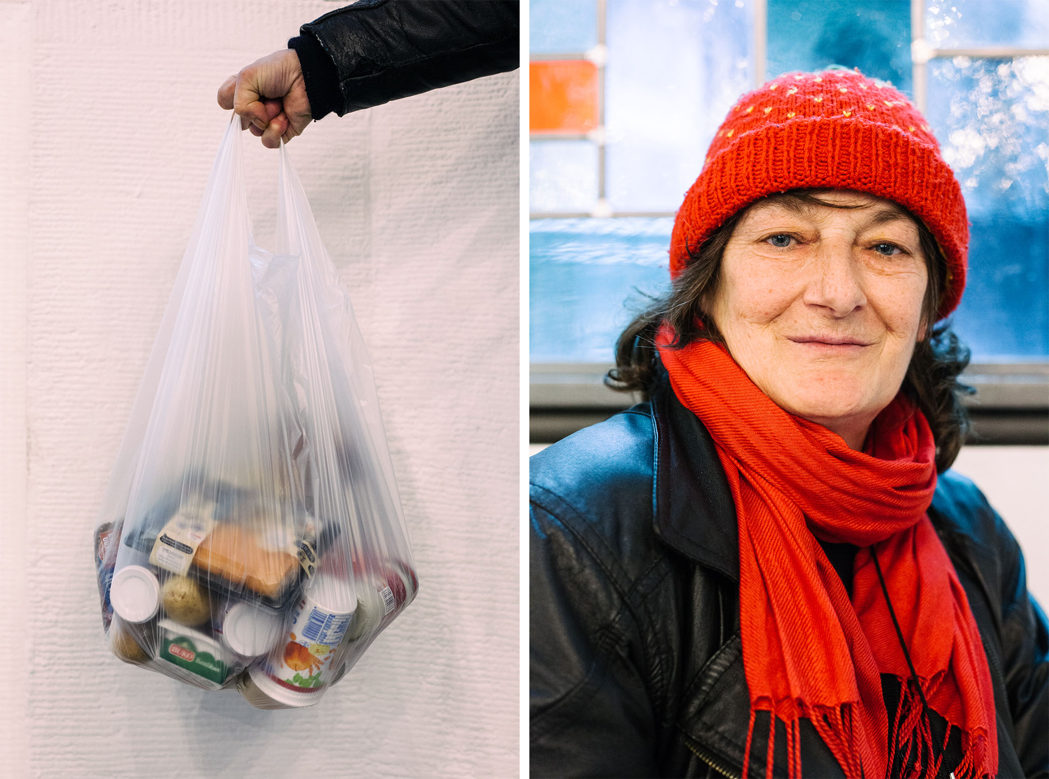 Barbro trägt eine Bommestrickmütze, die aussieht wie eine Erdbeere, und hält einen durchsichtigen Beutel mit Joghurt, Käse und Sushi hoch