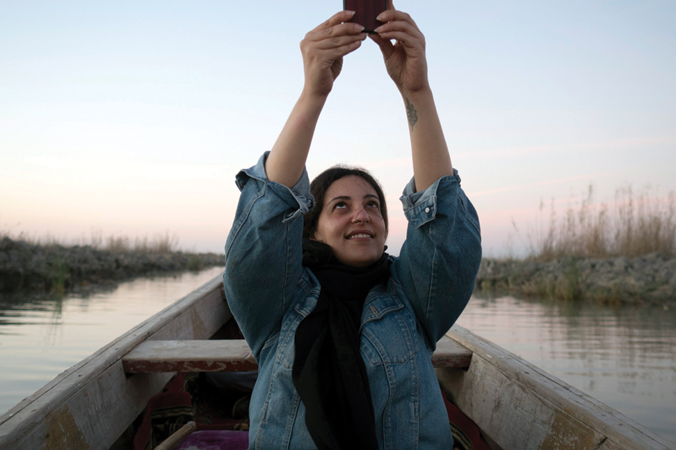 Die Fotografin Tamara Abdul Hadi schiesst in einem Boot im irakischen Marschland ein Selfie mit ihrem Handy