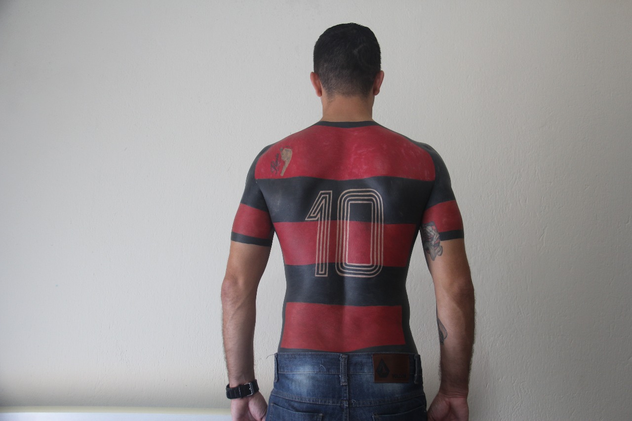 Modernization Survive lay off Este cara tatuou uma camisa do Flamengo no corpo