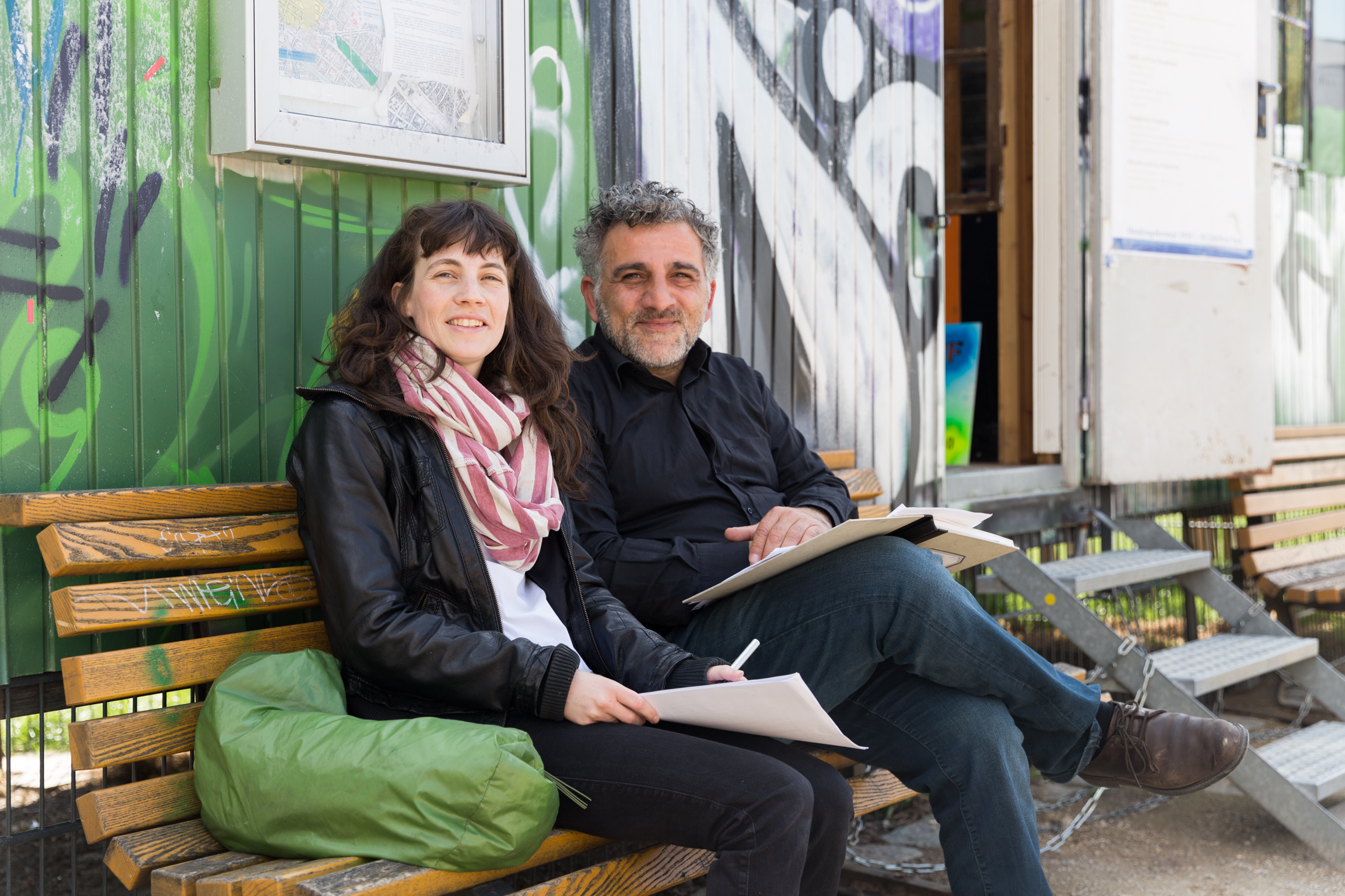 Sara Lühmann, Sprecherin Bezirksamt Friedrichshain-Kreuzberg, und Cengiz Demirci, Parkmanager des Görlitzer Parks, vor einem Bauwagen