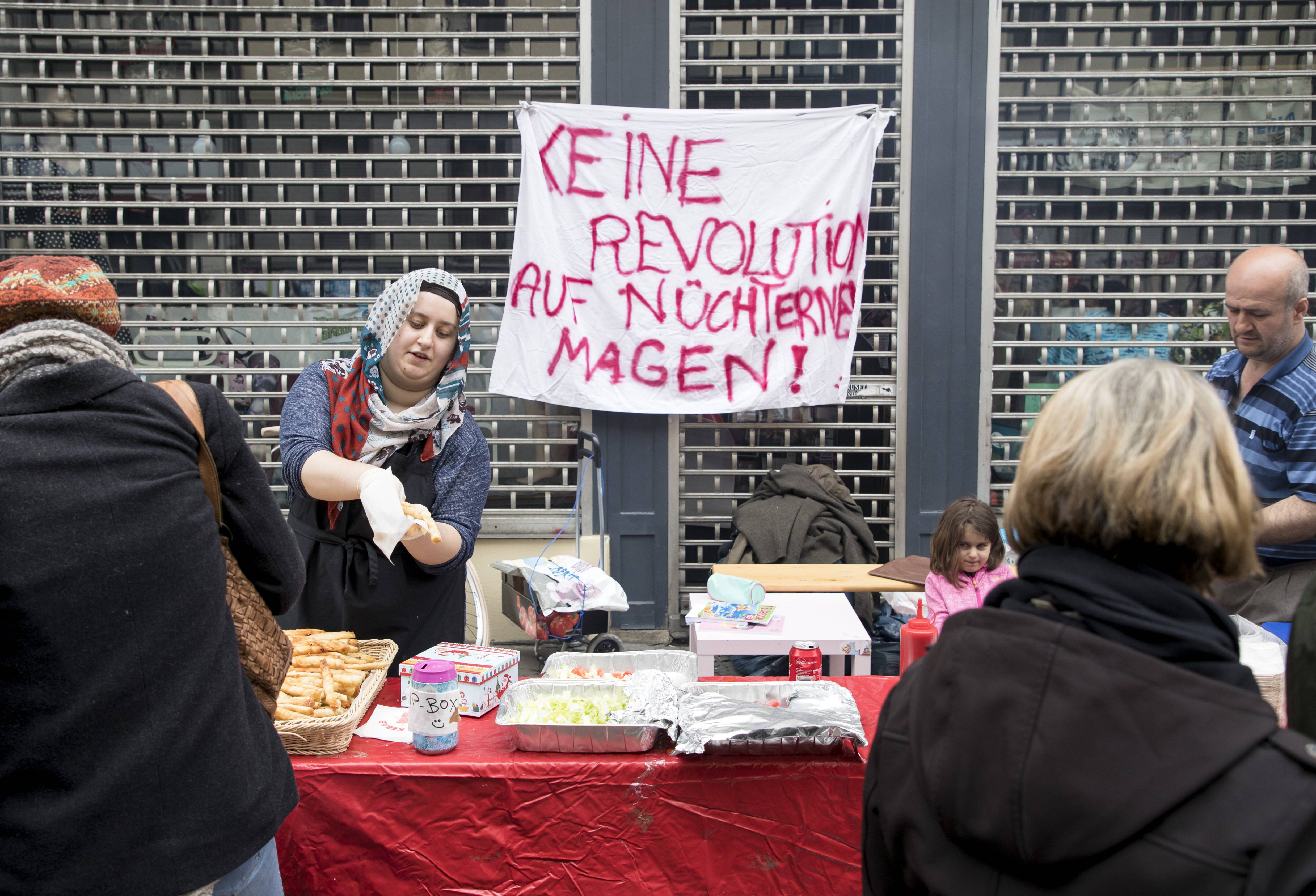 Essenstand am 1. Mai in Kreuzberg