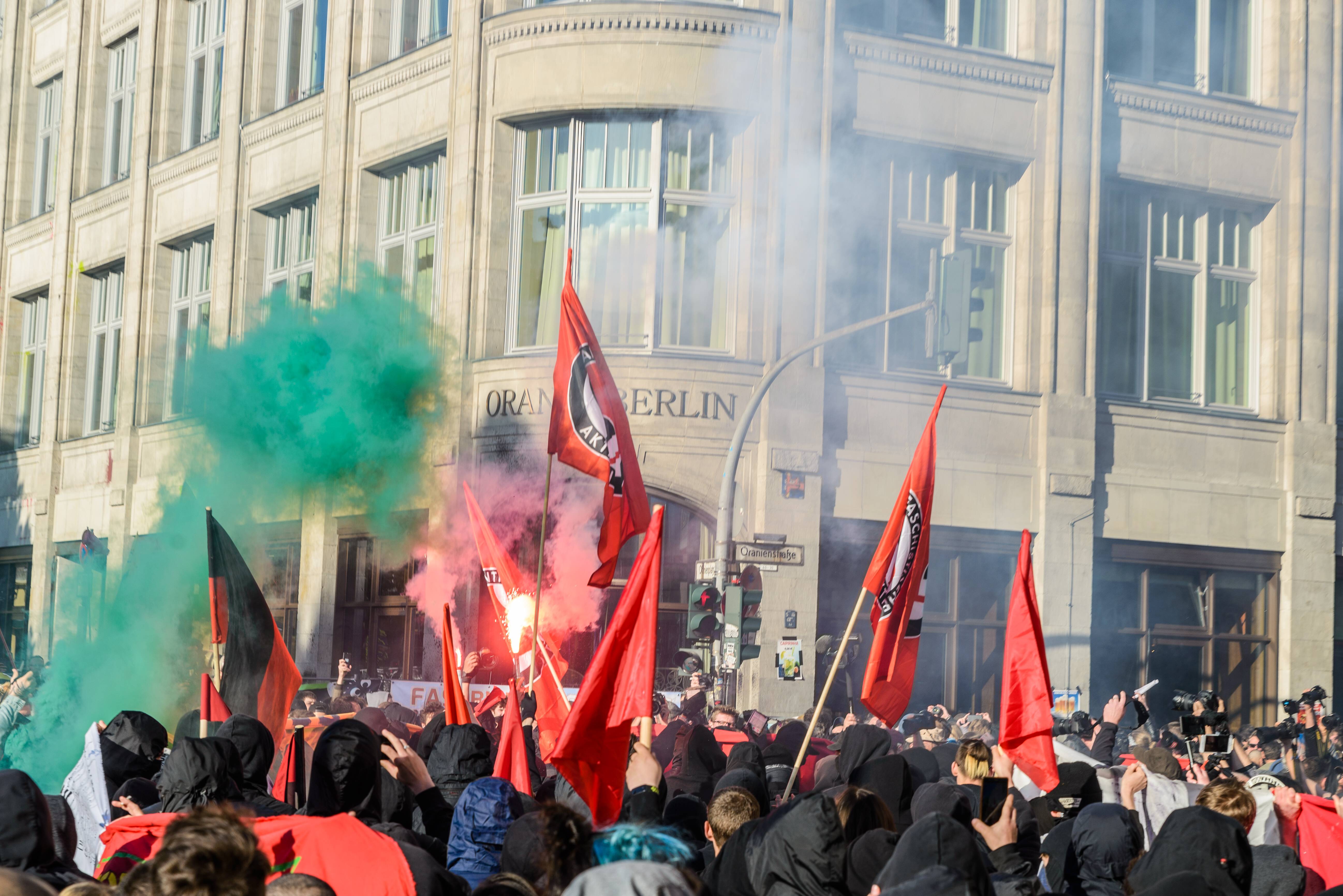 Demo vor dem Oriania in Kreuzberg