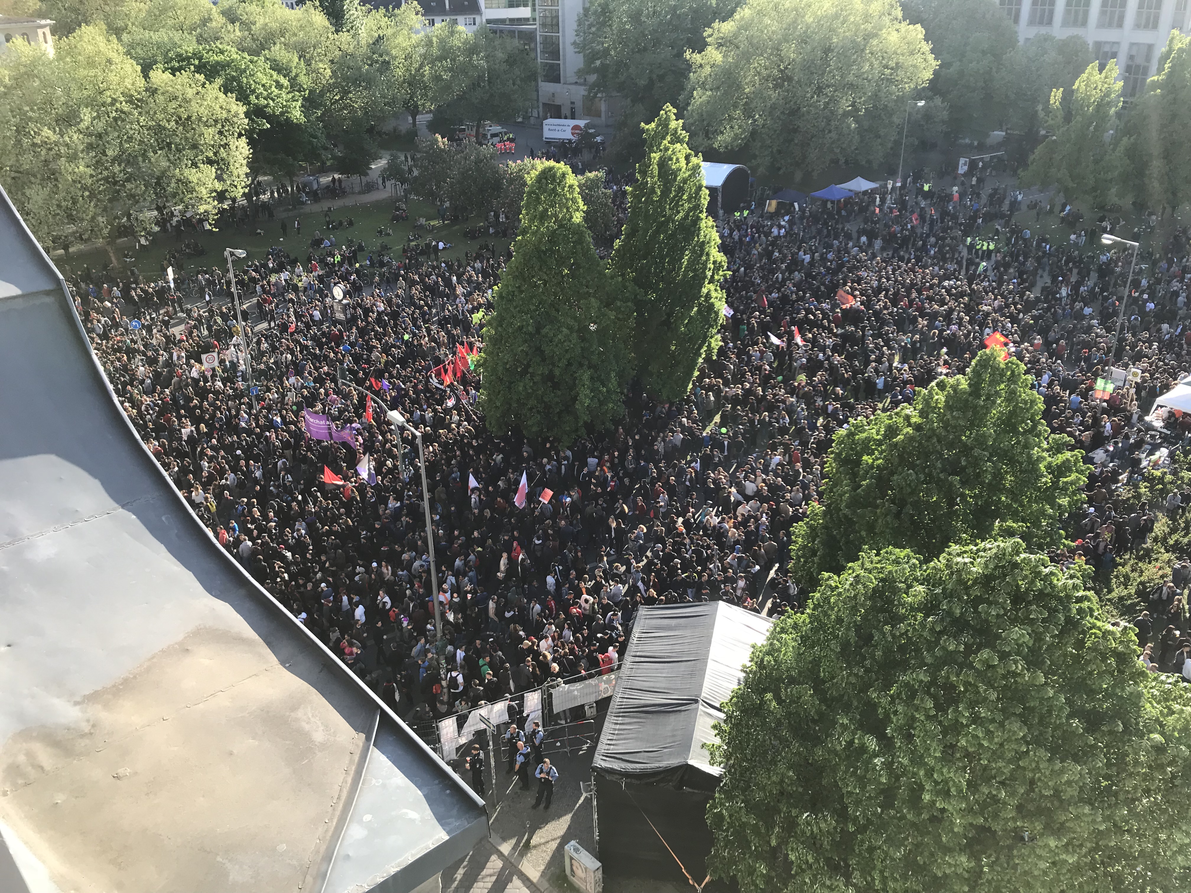 1.-Mai-Demo vor dem Orania in Kreuzberg