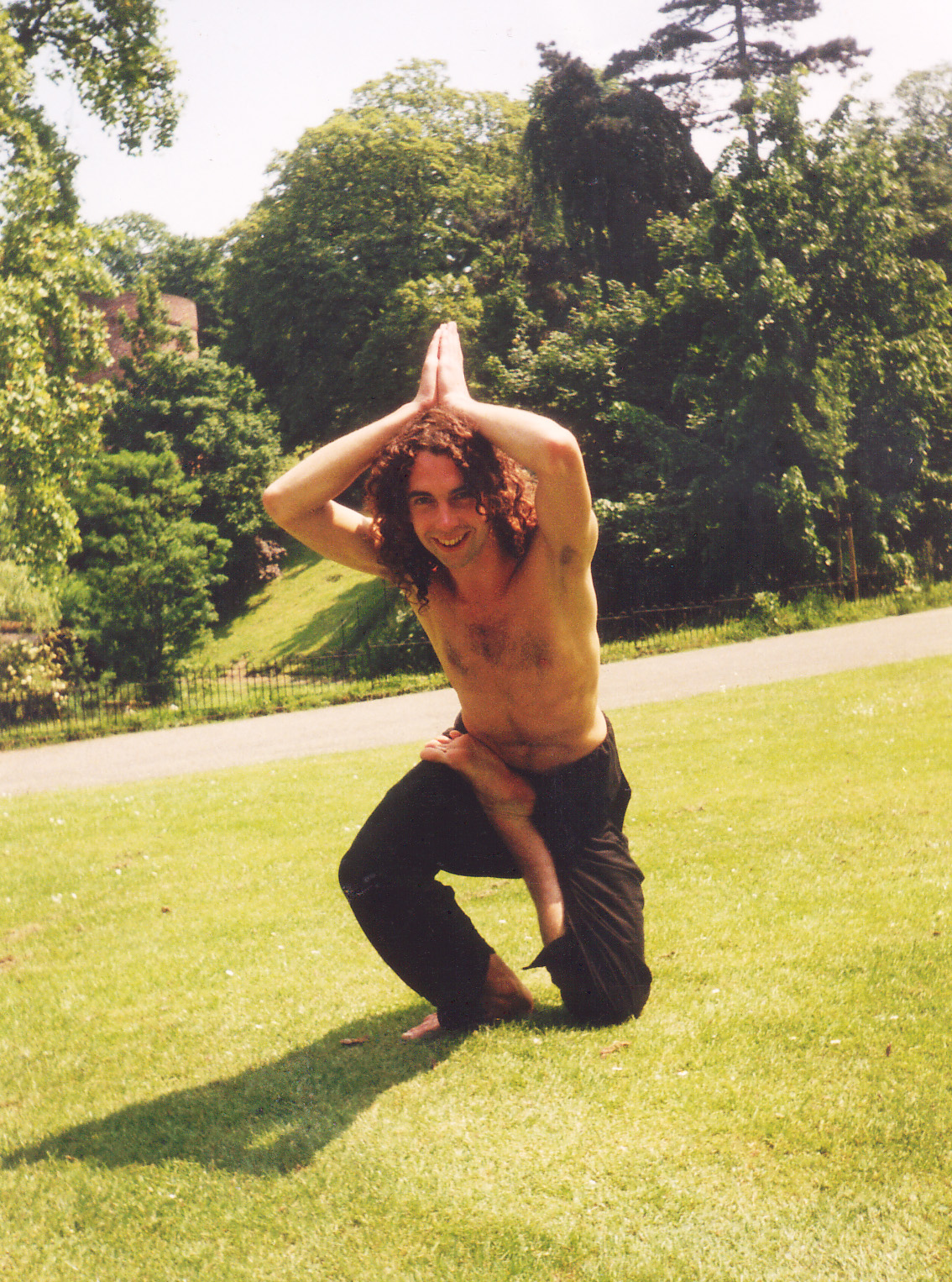 Raymond macht eine Yoga-Übung auf einem Stück Rasen