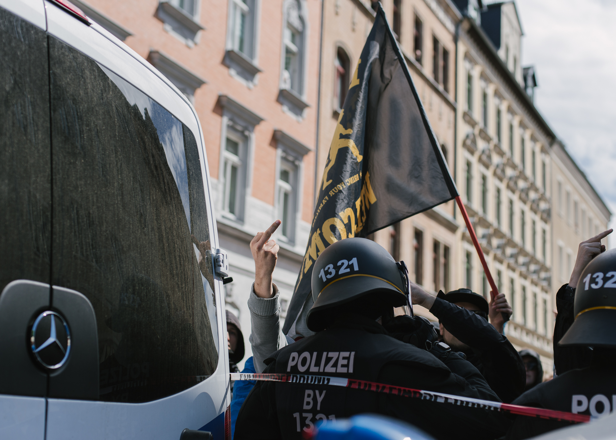 Linker Demonstrant erhebt seinen Mittelfinger am Rande der Neonazi-Demo in Chemnitz