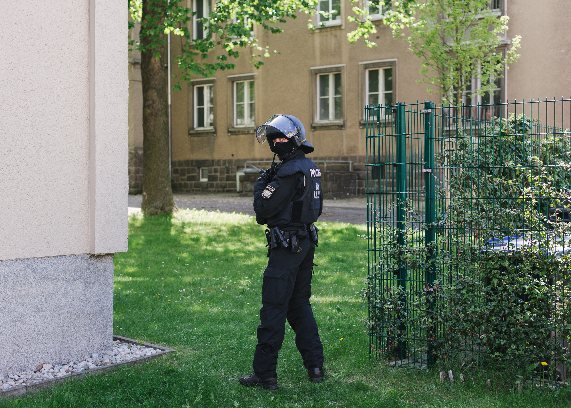 Polizist am Rande der Demonstration