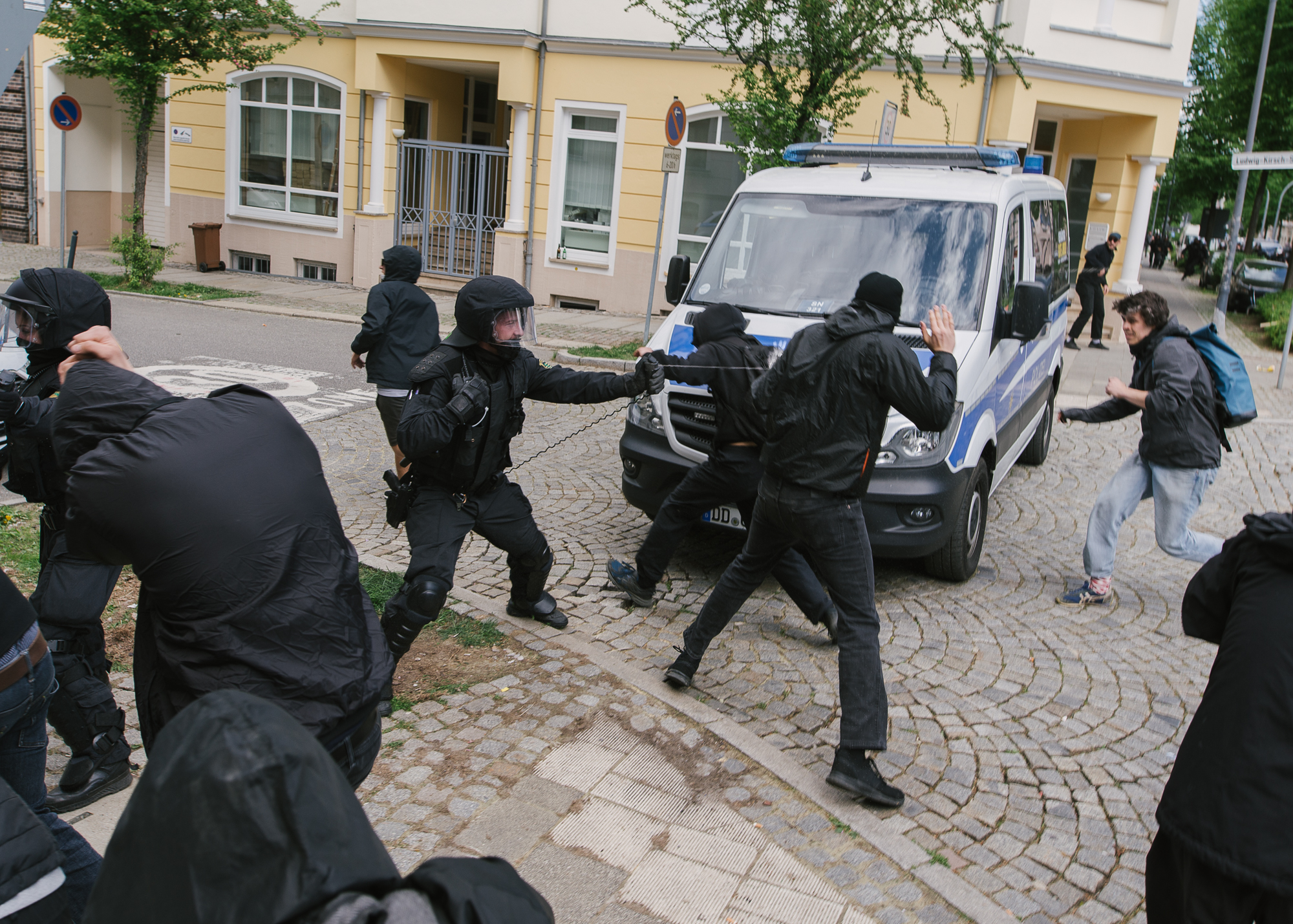 Polizist sprüht Pfefferspray auf linken Demonstranten