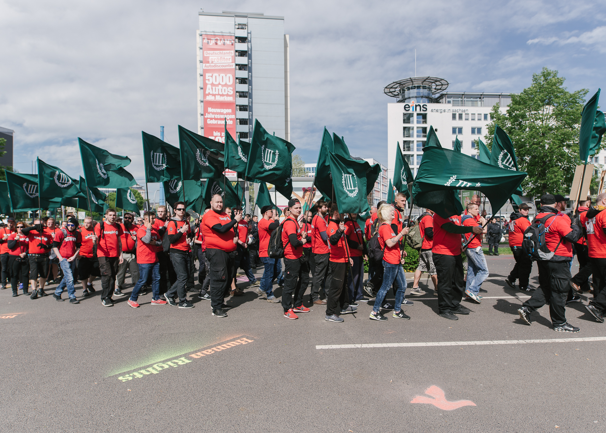 Der III. Weg läuft an dem Schriftzug