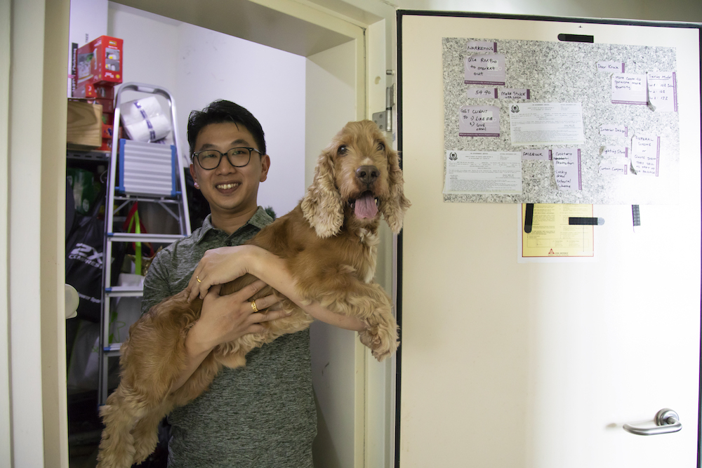 Michell posiert vor seinem Luftschutzbunker mit seinem Hund