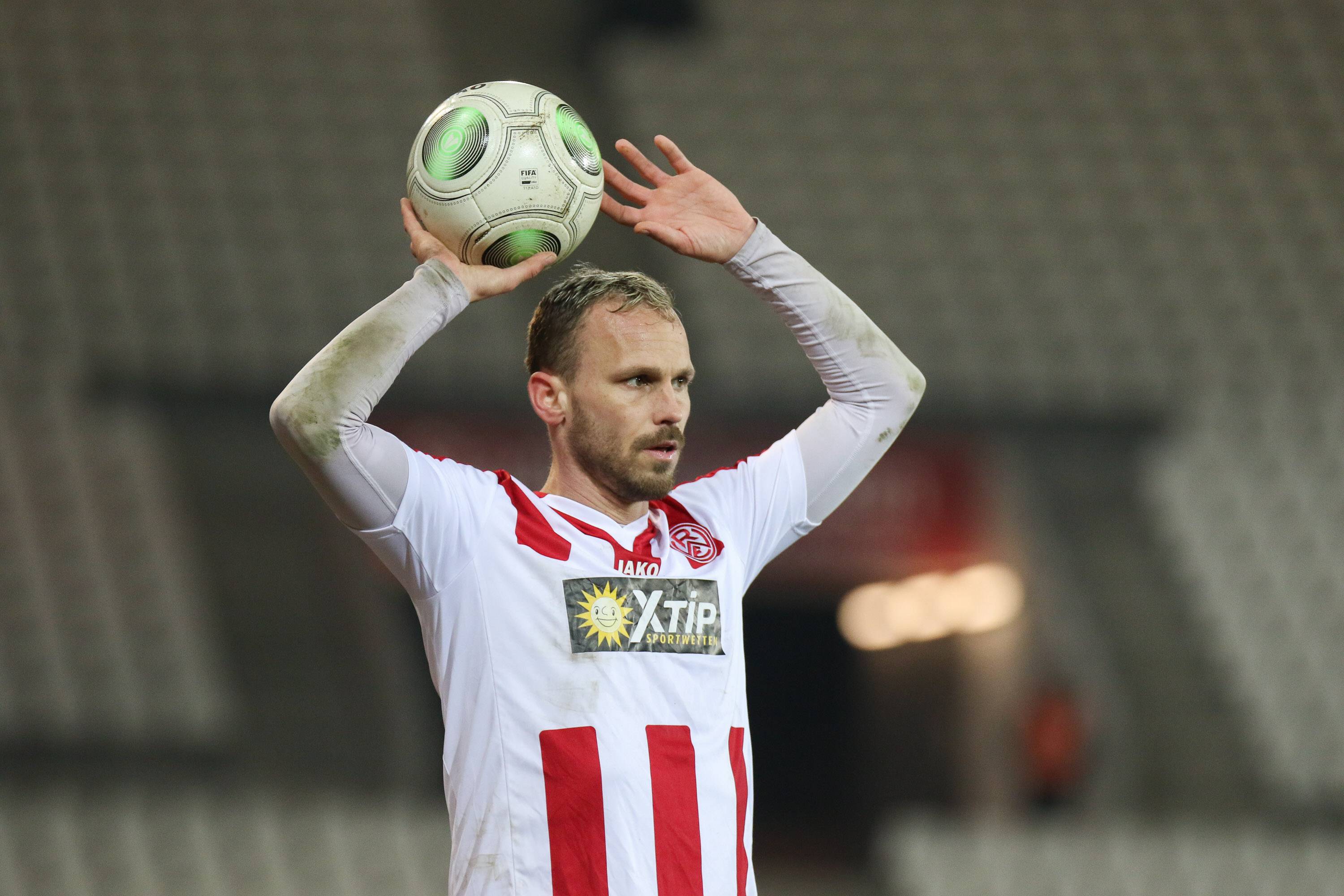 Dennis Malura hält den Ball zum Einwurf in seinen Händen, im Hintergrund sind die leeren Ränge des Essener Stadions zu sehen