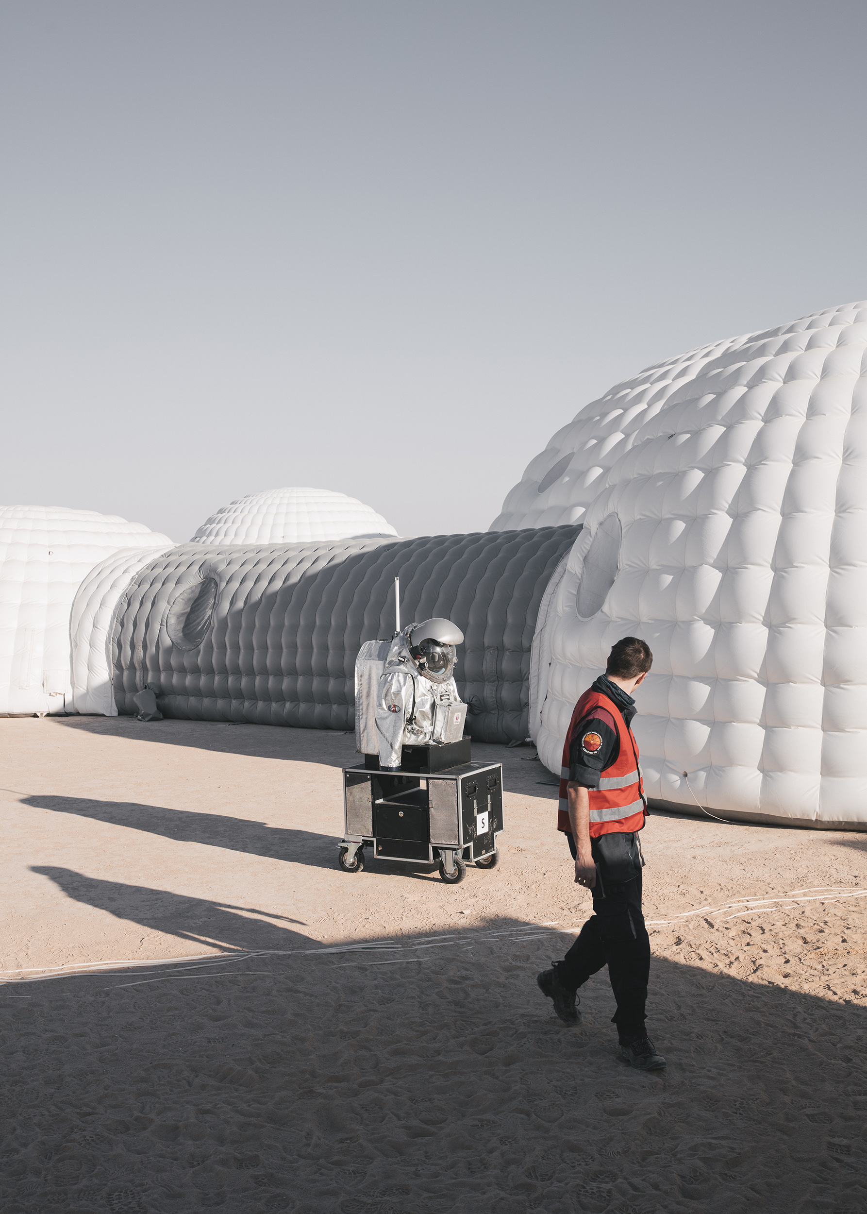 Ein Analog-Astronaut testet die Sensoren eines Raumanzug-Simulators in der Wüste von Oman