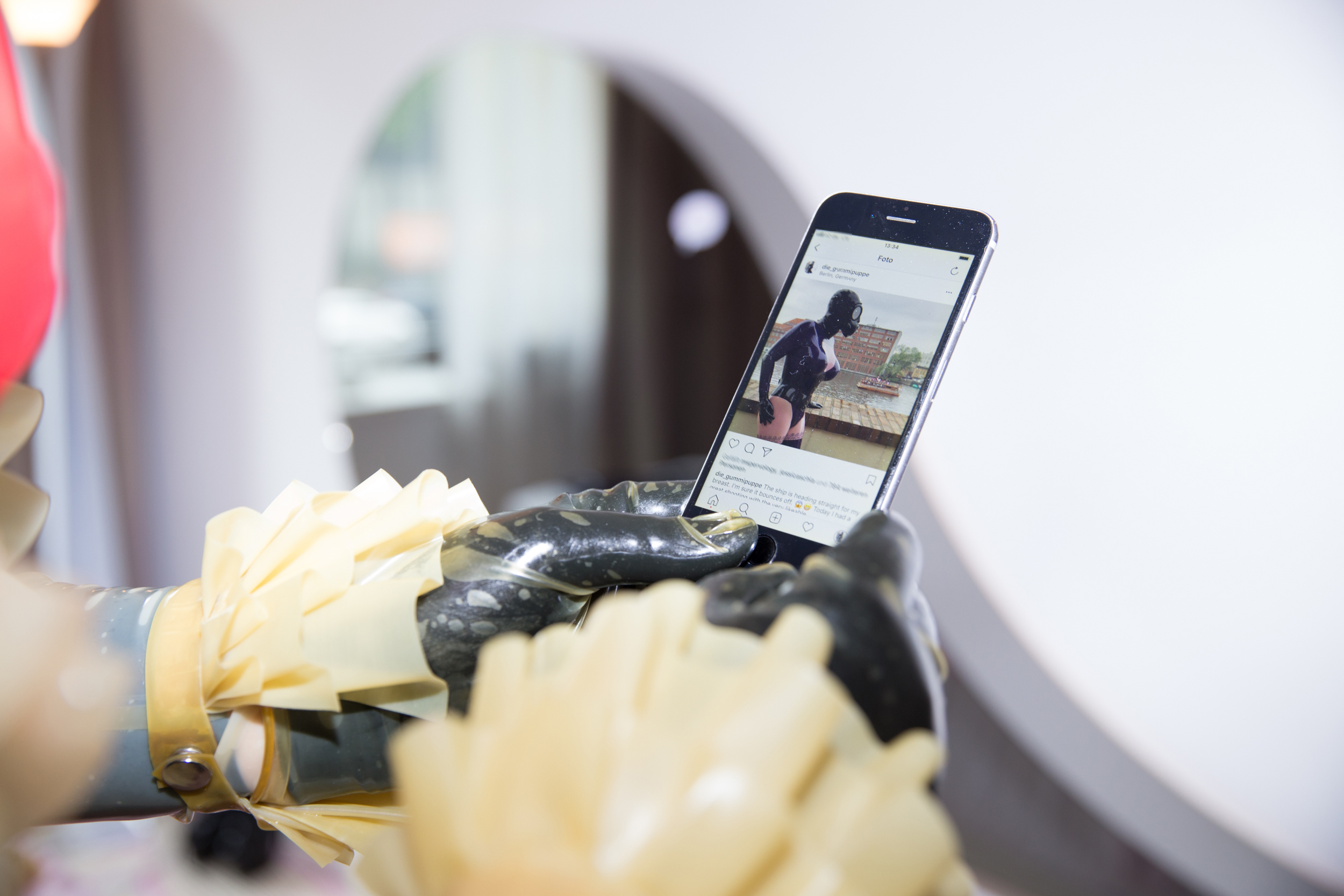 Die Gummipuppe zeigt uns auf ihrem Smartphone ein Instagram-Foto vom Vortag: Sie steht komplett in Latex am Ufer auf der Hotelterrasse, im Hintergrund fährt ein Partyboot über die Spree