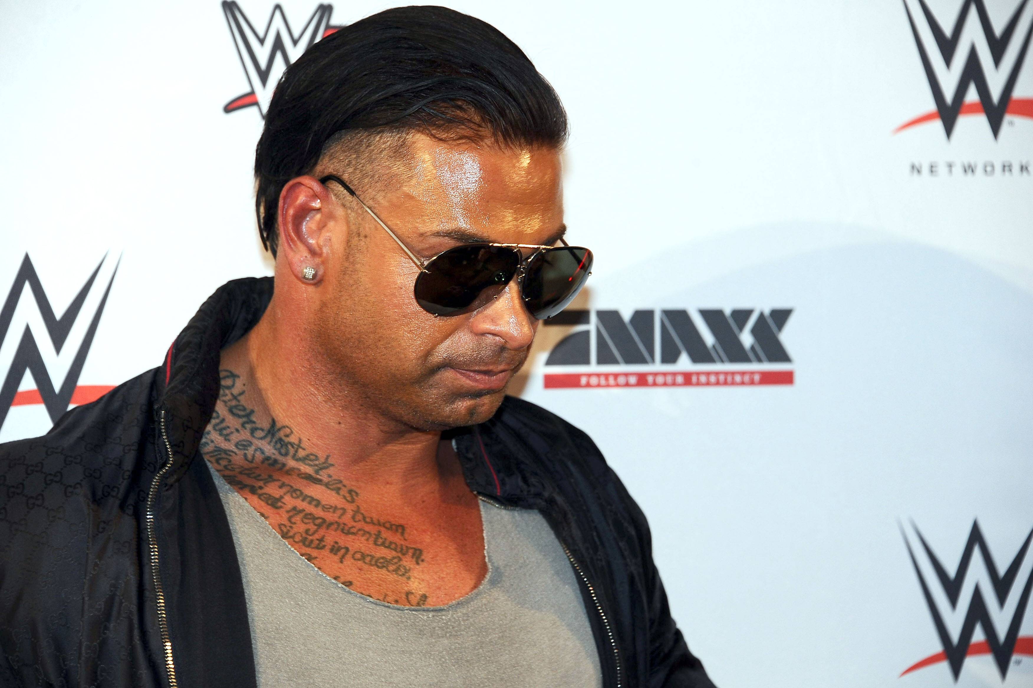 Der Ex-Torwart und Wrestler Tim Wiese trägt eine Sonnenbrille.