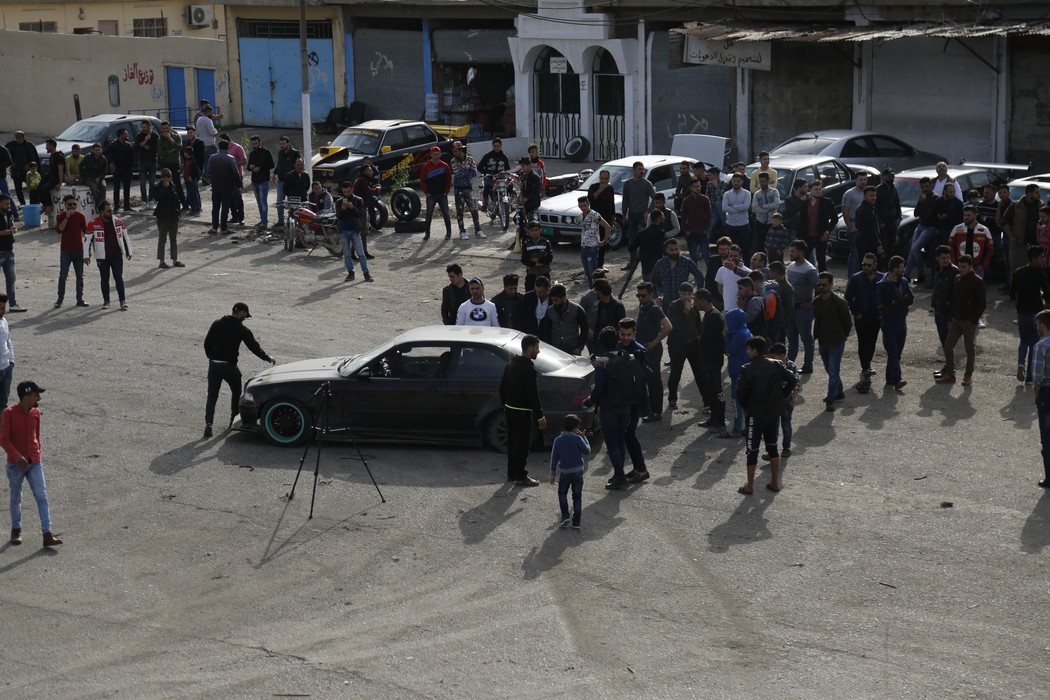 Jovenes de Mosul en carrera de autos