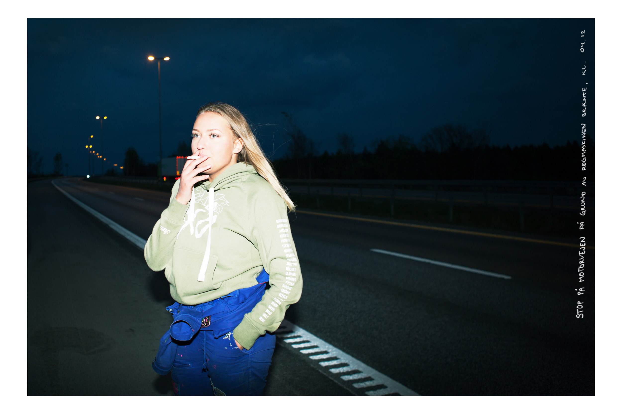 Eine norwegische Schülerin raucht eine Zigarette an der Strasse