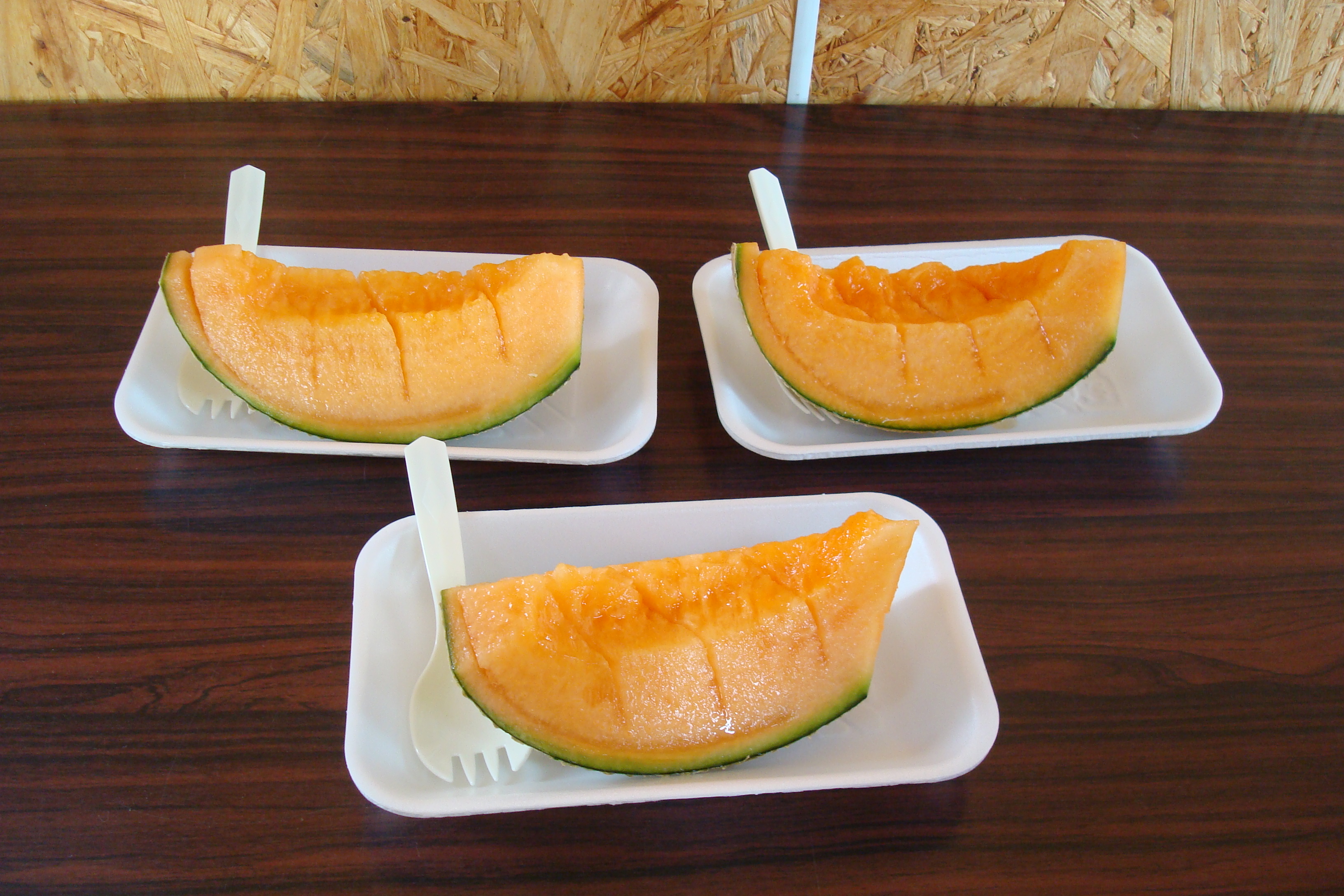 japanese-melons-fetch-record-breaking-29-000-at-auction-munchies