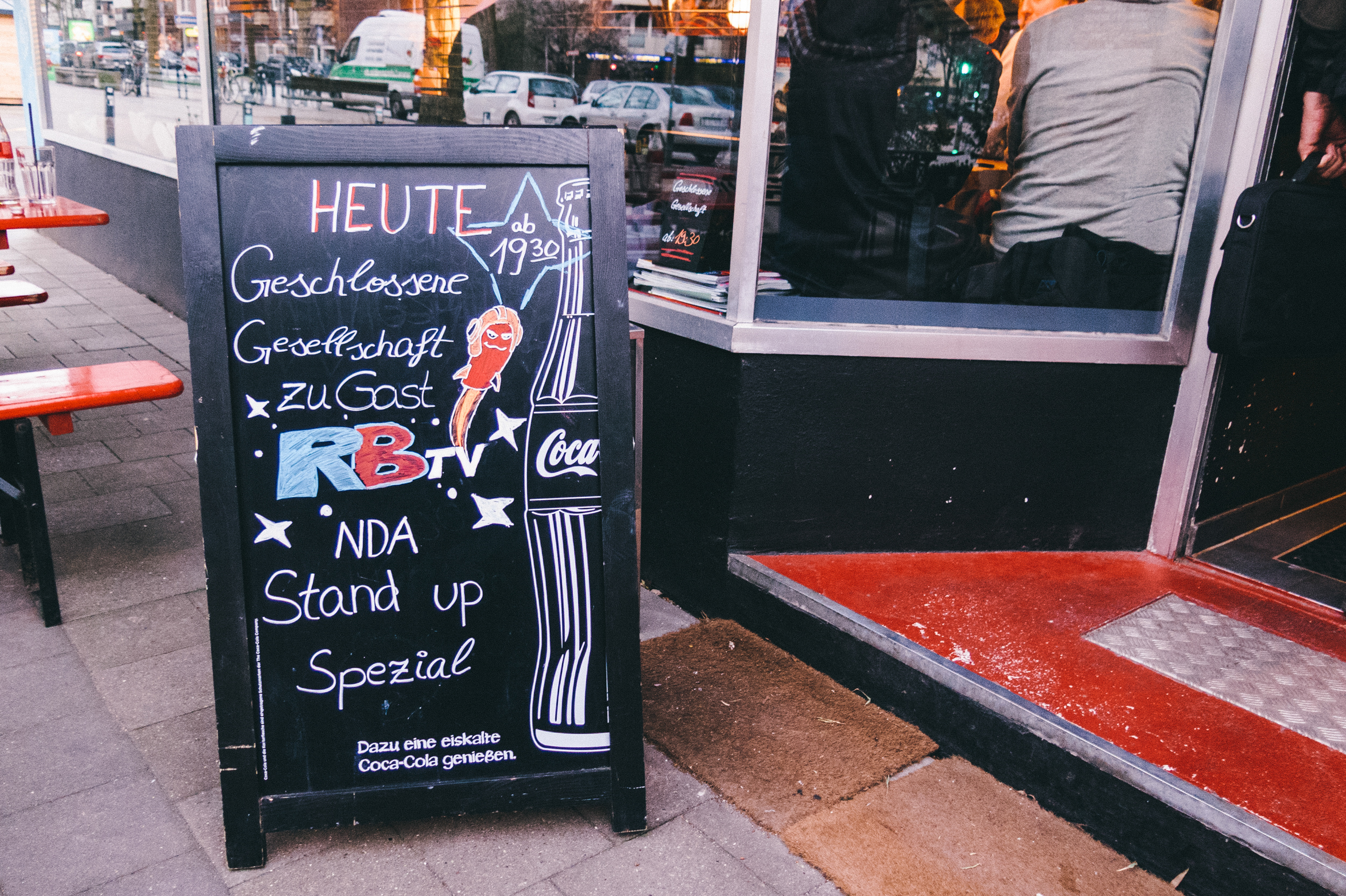 Eine Kreidetafel vor dem Restaurant kündigt das Stand-up Spezial für den Abend an