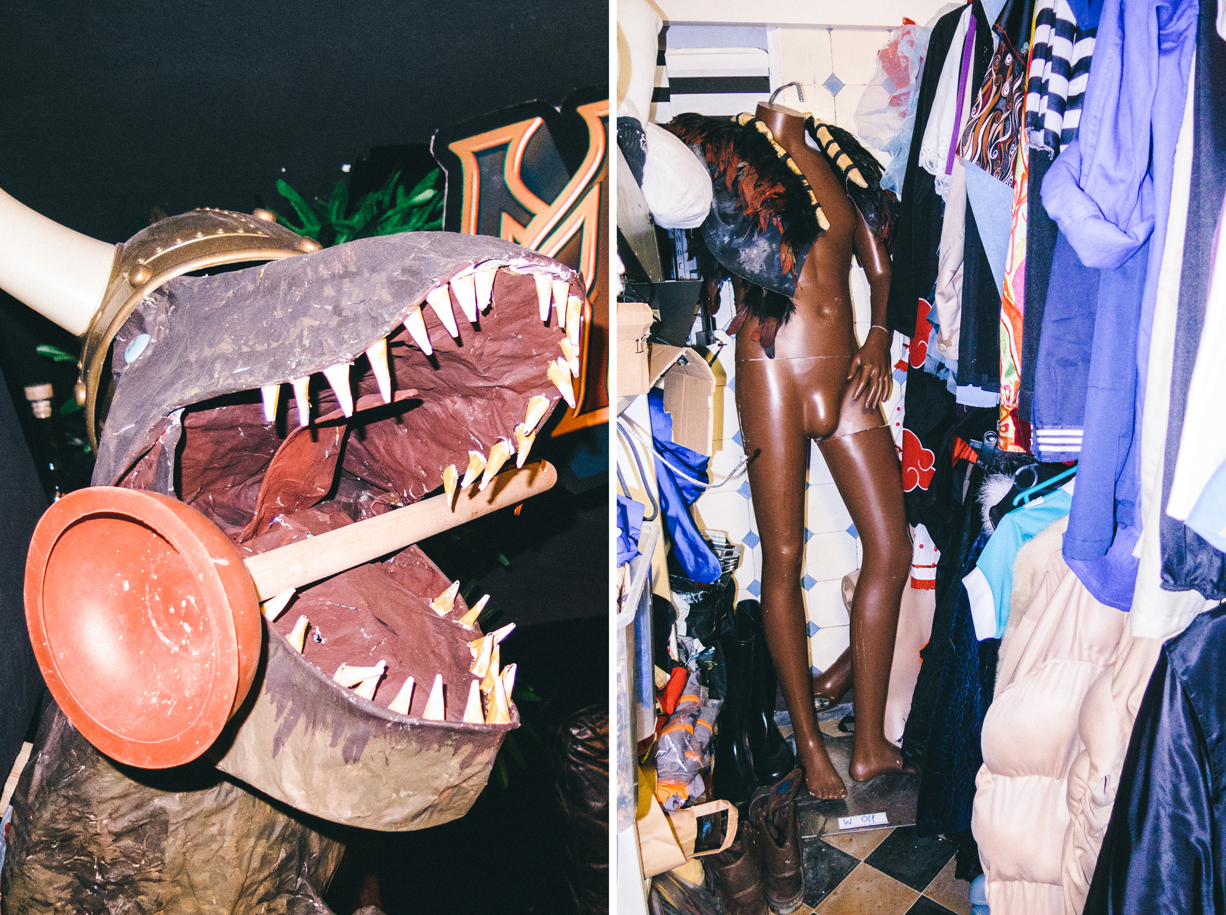 Im Requisitenkeller der Rocket Beans beißt ein Dinosaurier mit Wikingerhelm auf einen Pümpel