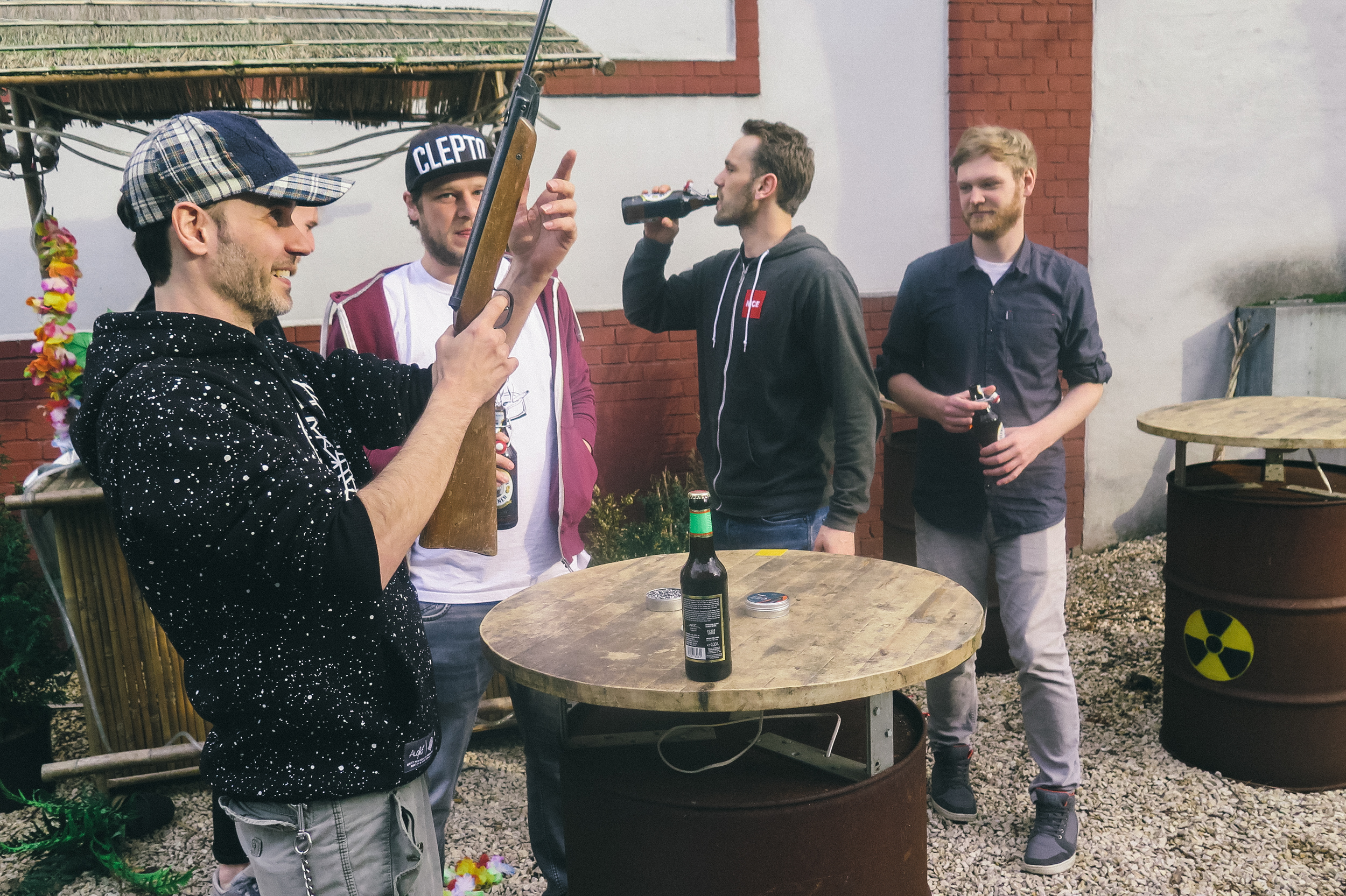 Mitarbeiter von Rocket Beans TV beim wohlverdienten Feierabendbier