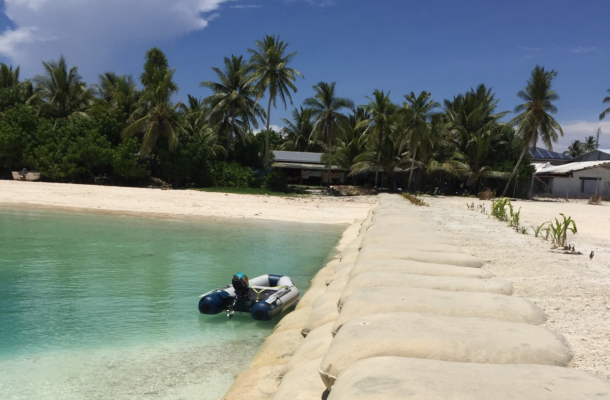 Sandsäcke am Strand von Tuvalu