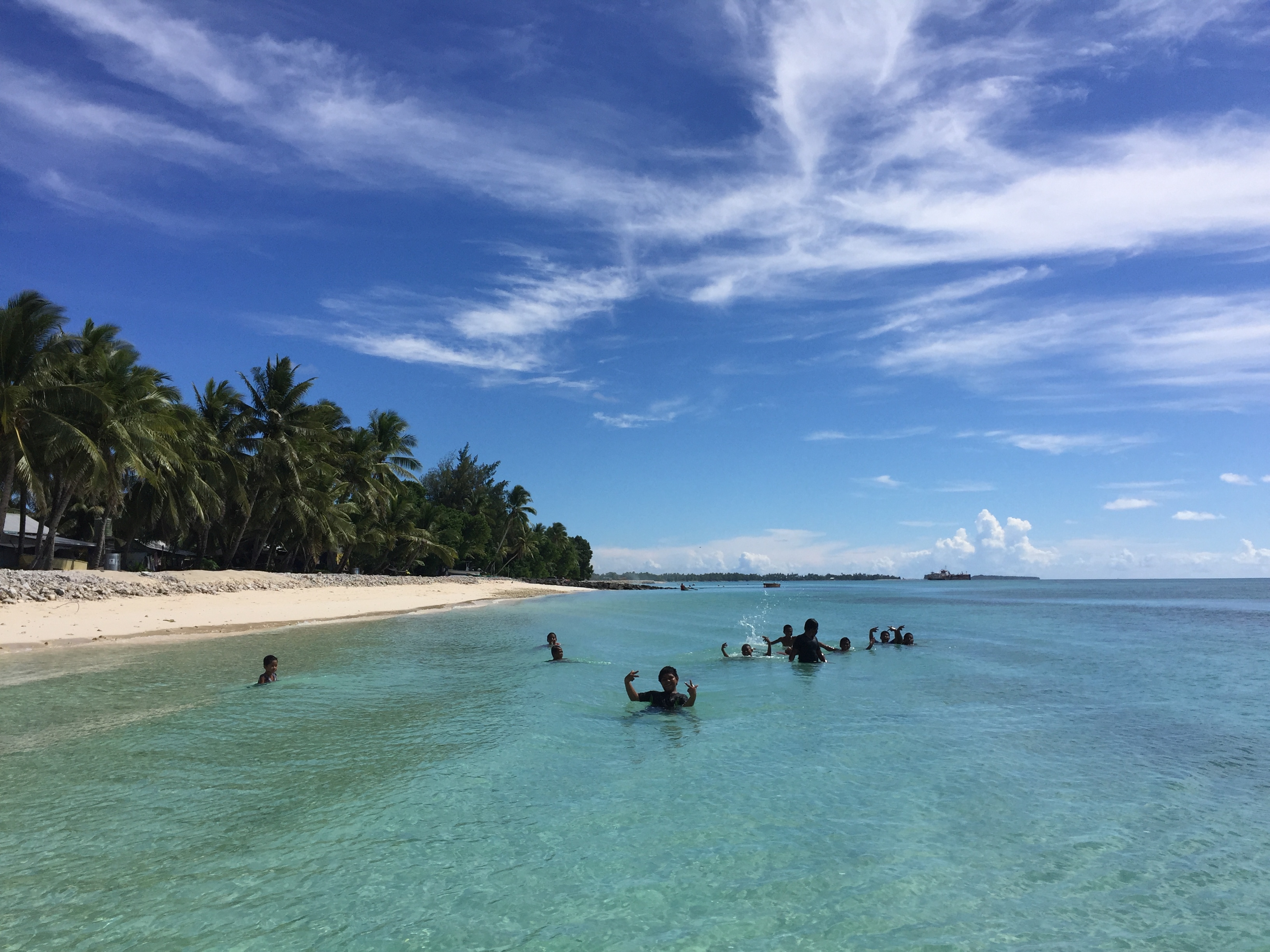 Kinder am Strand von Tuvalu