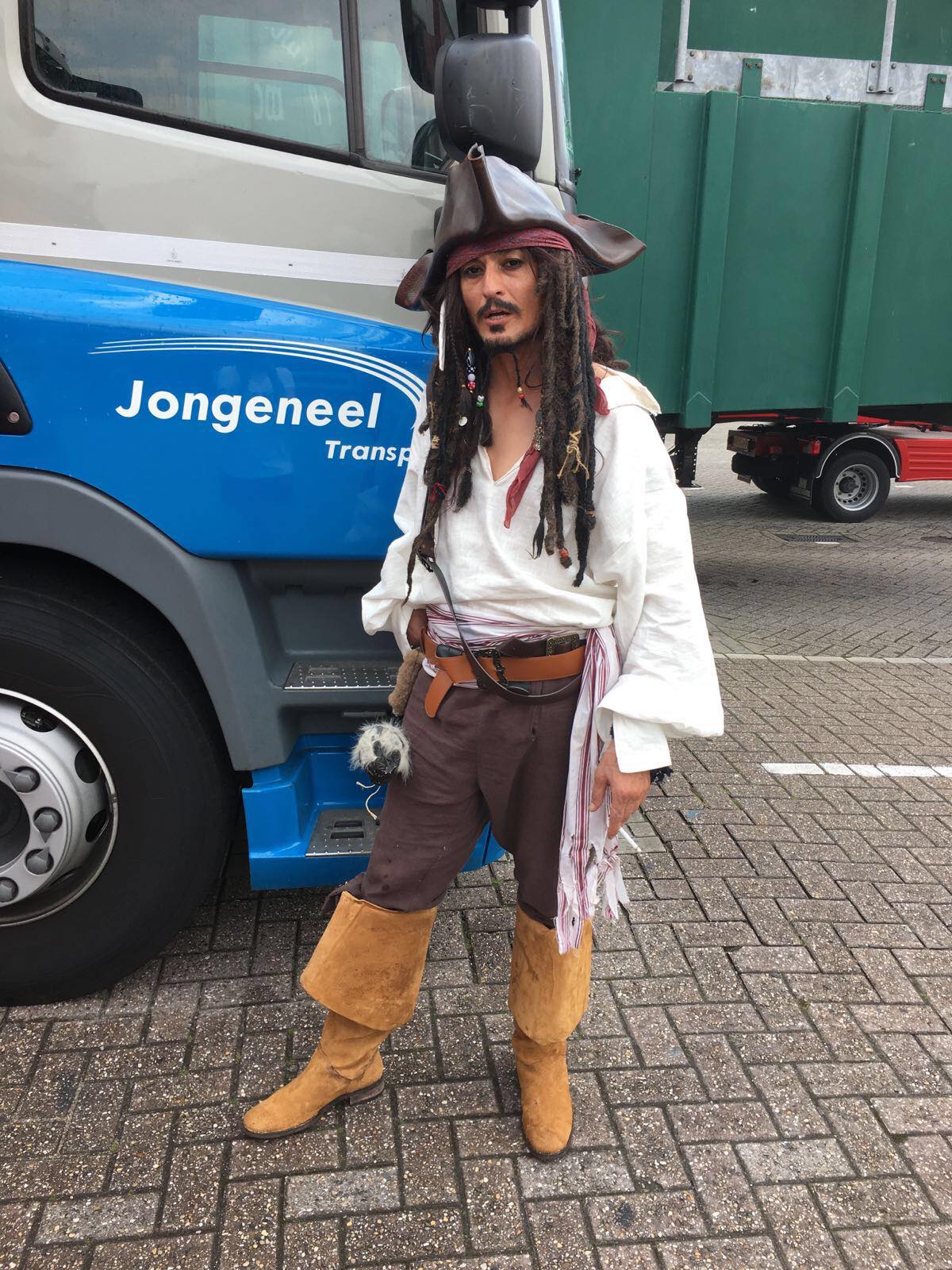 Fragiel Portaal nogmaals Vier Jack Sparrow-imitators vertellen hoe je een goede piraat speelt