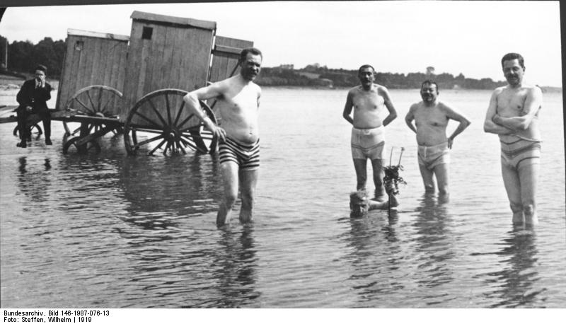 Ein Foto von 1919, das Reichspräsident Friedrich Ebert und den Reichswehrminister Gustav Noske am Strand zeigt.