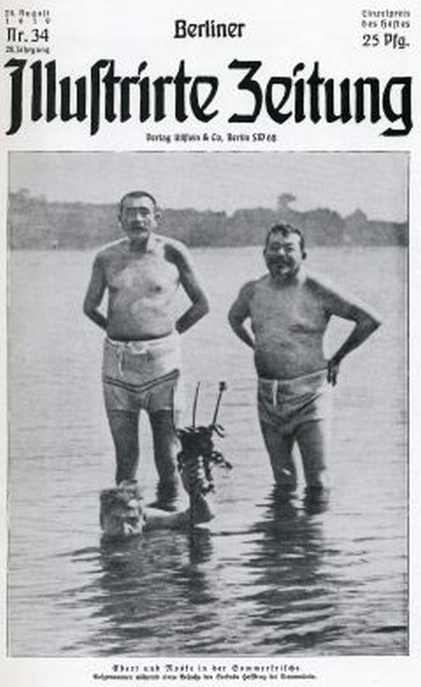 Eine Zeitung von 1919, die Reichspräsident Friedrich Ebert und den Reichswehrminister Gustav Noske am Strand zeigt. 