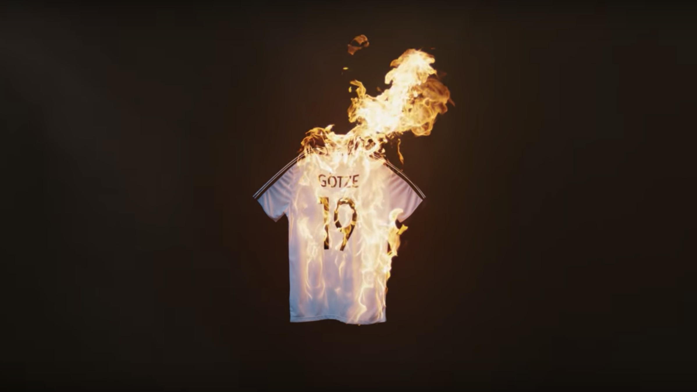 Auf einem DFB-Trikot mit dem Namen Götze und der Nummer 19 lodern Flammen