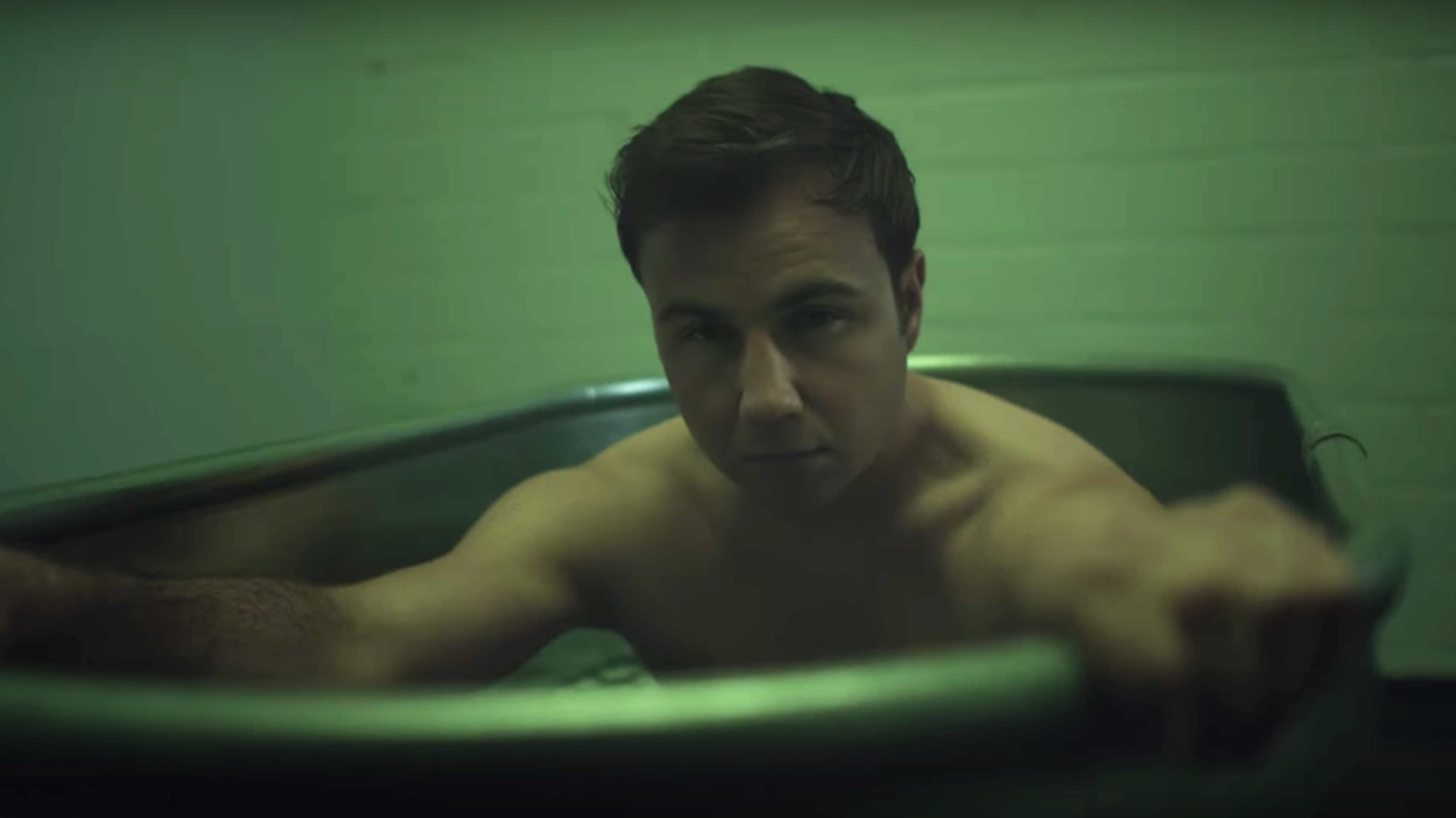 Mario Götze nimmt ein Eisbad in der Stahlbadewanne