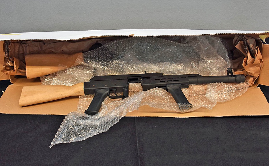 Von Migrantenschreck angebotene Waffe