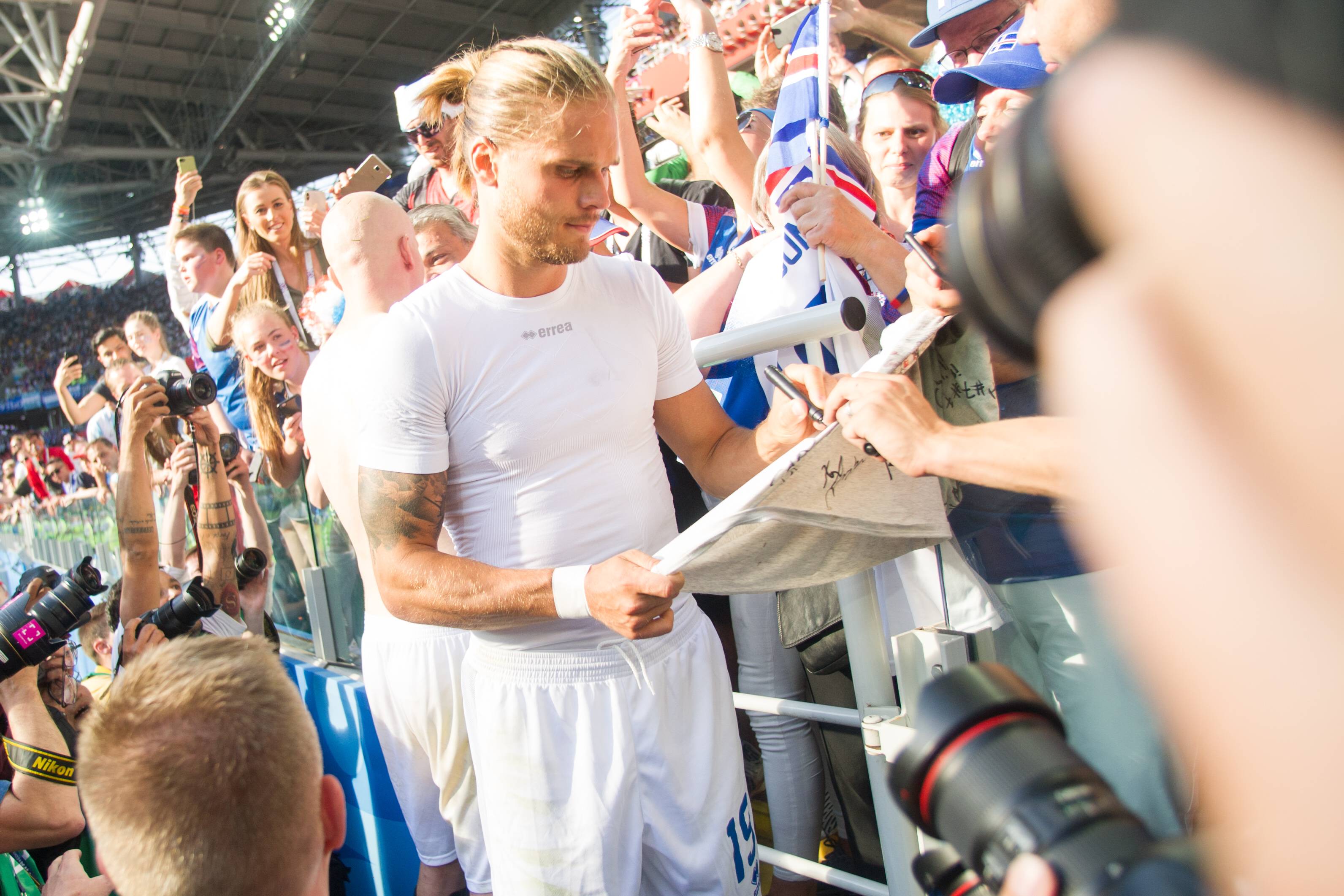 Rúrik Gíslason im Unterhemd zwischen Fans