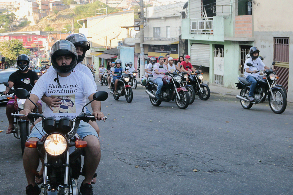 Luto e grau durante a passeata dos motociclistas em Diadema