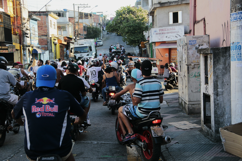 Luto e grau durante a passeata dos motociclistas em Diadema